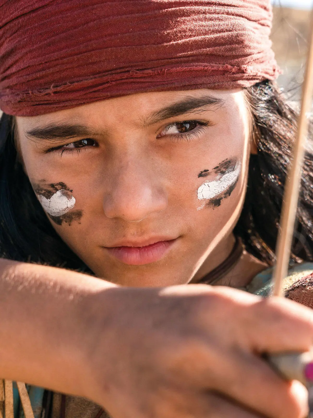 HANDOUT - 04.09.2020, ---: Der junge Häuptling Winnetou (Mika Ullritz) in einer Szene aus «Der junge Häuptling Winnetou» (undatiert). Der Film, der am 11. August in die Kinos kam, steht in der Kritik. Er bediene rassistische Vorurteile und nutze eine kolonialistische Erzählweise. (zu dpa "Ravensburger nimmt Winnetou-Bücher aus Verkauf und erntet neue Kritik") Foto: Marc Reimann/Leonine Studios/dpa - ACHTUNG: Nur zur redaktionellen Verwendung im Zusammenhang mit einer Berichterstattung über den Film und nur mit vollständiger Nennung des vorstehenden Credits +++ dpa-Bildfunk +++
