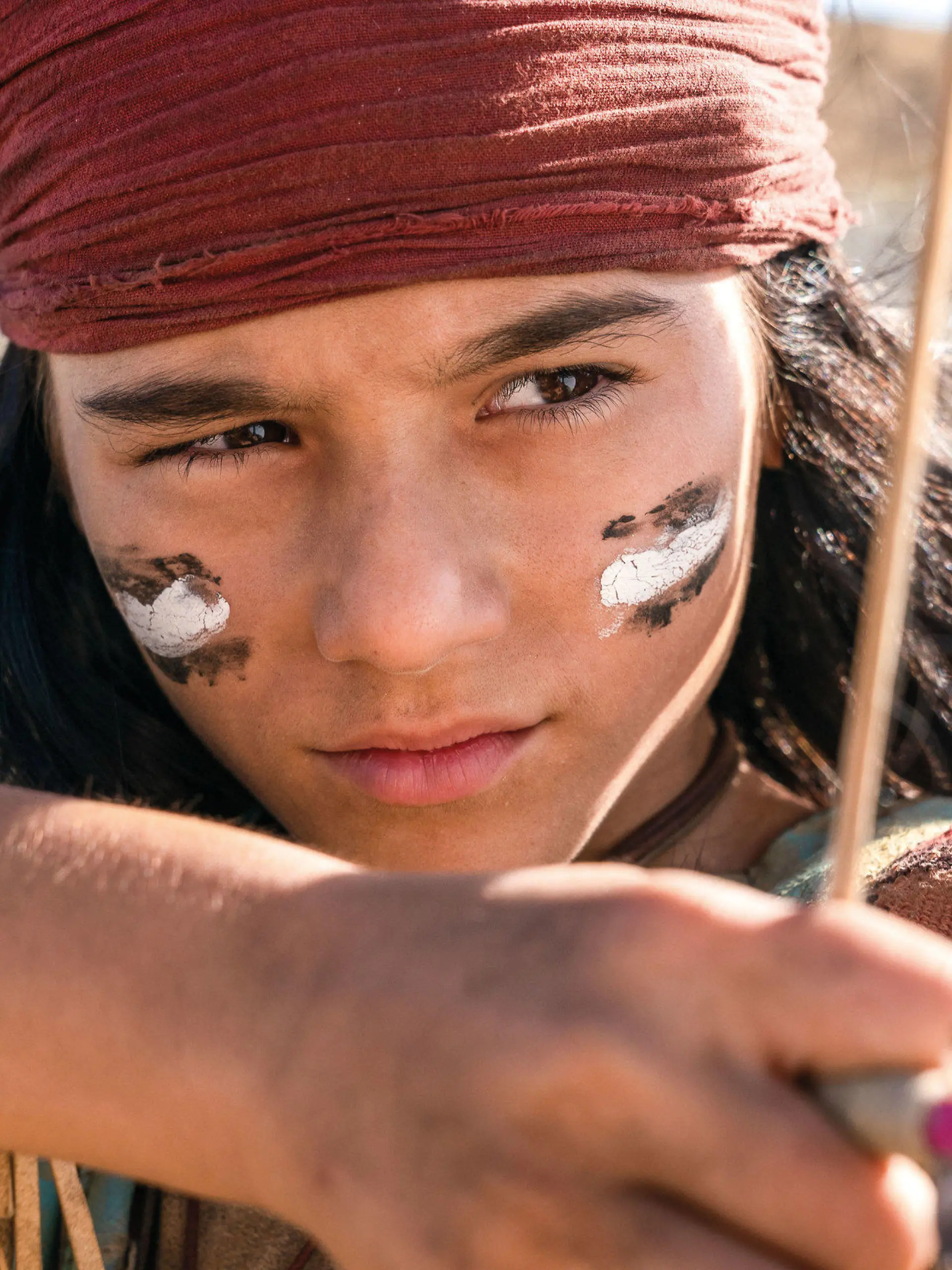 HANDOUT - 04.09.2020, ---: Der junge Häuptling Winnetou (Mika Ullritz) in einer Szene aus «Der junge Häuptling Winnetou» (undatiert). Der Film, der am 11. August in die Kinos kam, steht in der Kritik. Er bediene rassistische Vorurteile und nutze eine kolonialistische Erzählweise. (zu dpa "Ravensburger nimmt Winnetou-Bücher aus Verkauf und erntet neue Kritik") Foto: Marc Reimann/Leonine Studios/dpa - ACHTUNG: Nur zur redaktionellen Verwendung im Zusammenhang mit einer Berichterstattung über den Film und nur mit vollständiger Nennung des vorstehenden Credits +++ dpa-Bildfunk +++