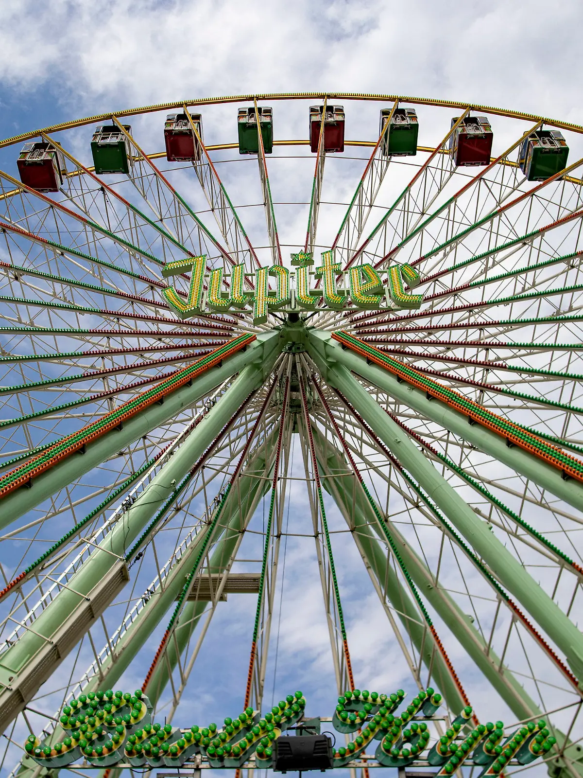 04.08.2022, Nordrhein-Westfalen, Herne: Das Jupiter-Riesenrad dreht sich auf der Cranger Kirmes in Herne. Nach zwei Jahren pandemiebedingter Pause wird sie am Freitag, 05.08.2022 um 14.00 Uhr als eines der größten Volksfeste in Deutschland offiziell eröffnet. Foto: Christoph Reichwein/dpa +++ dpa-Bildfunk +++