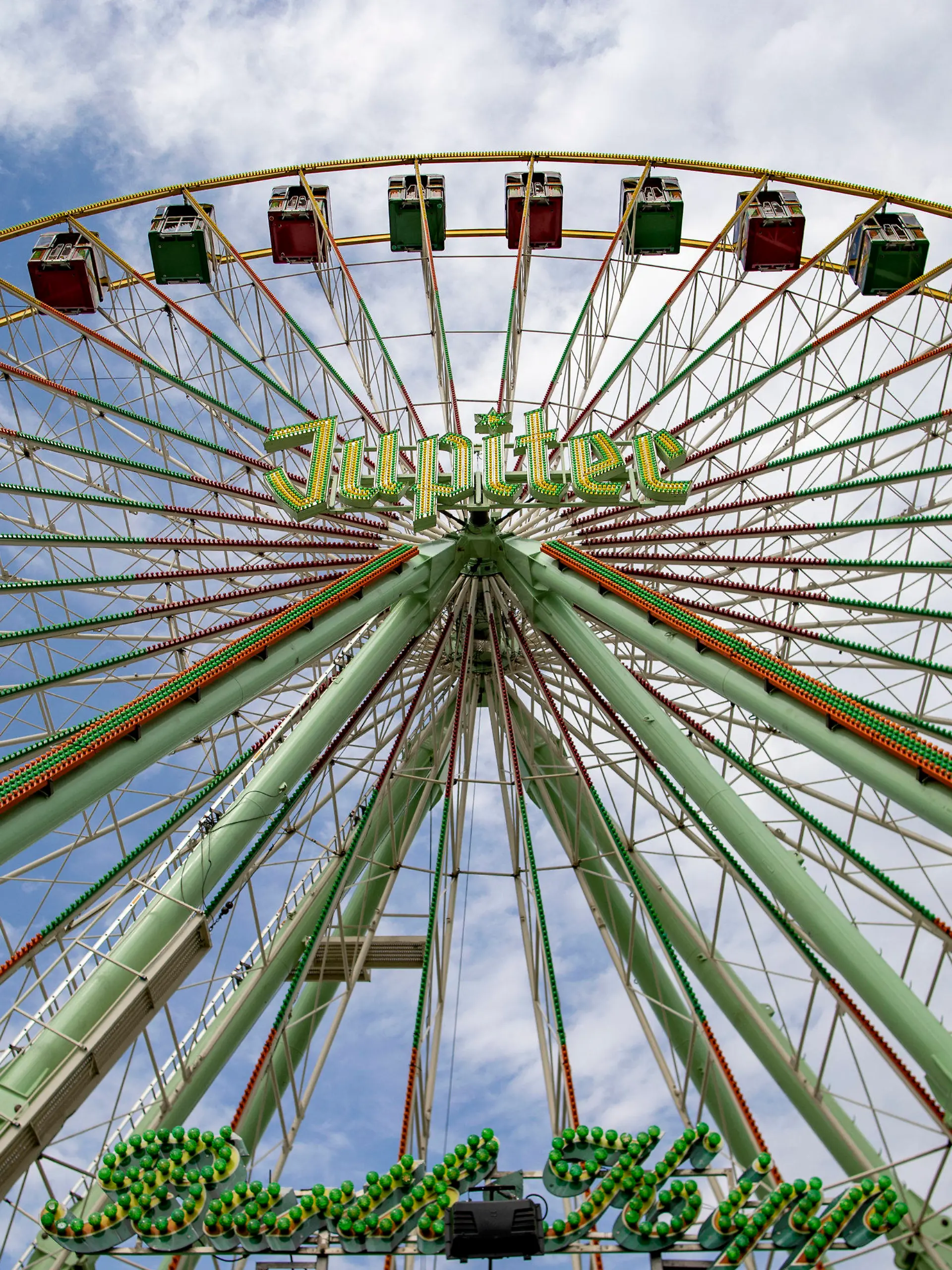 04.08.2022, Nordrhein-Westfalen, Herne: Das Jupiter-Riesenrad dreht sich auf der Cranger Kirmes in Herne. Nach zwei Jahren pandemiebedingter Pause wird sie am Freitag, 05.08.2022 um 14.00 Uhr als eines der größten Volksfeste in Deutschland offiziell eröffnet. Foto: Christoph Reichwein/dpa +++ dpa-Bildfunk +++