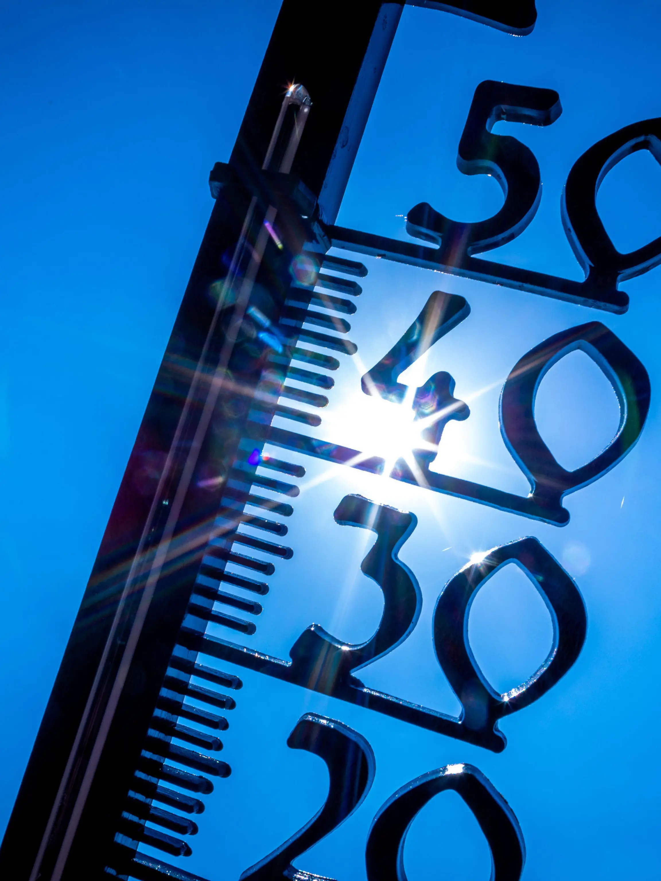 ARCHIV - 19.07.2022, Mecklenburg-Vorpommern, Schwerin: Ein Außenthermometer in einem Kleingarten zeigt die Temperatur von knapp 40 Grad an. Auch in Deutschland gibt es immer wieder Hitzerekorde. (zu dpa "Immer heißere Sommer - Gesundheitsgefahren durch Hitzewellen") Foto: Jens Büttner/dpa +++ dpa-Bildfunk +++