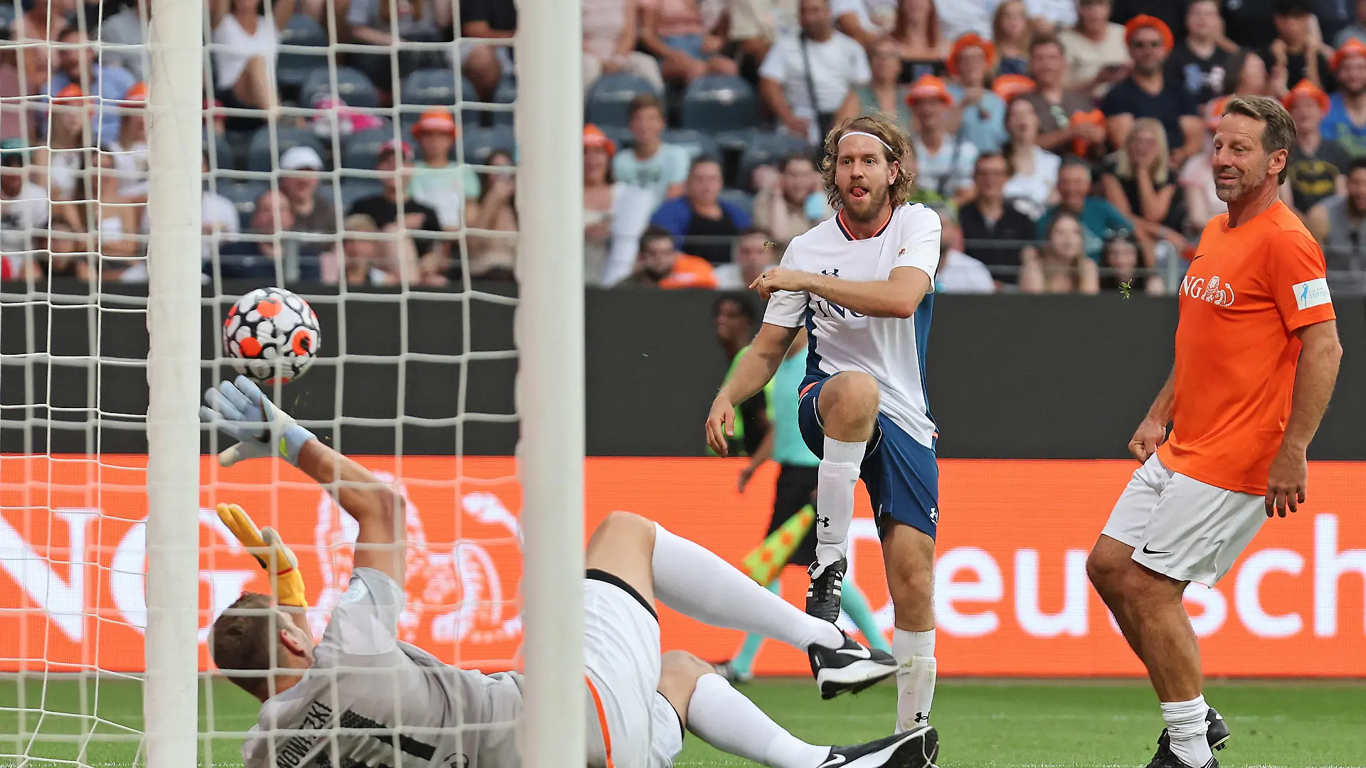 Tor, Sebastian Vettel Formel 1 - Fahrer trifft im direkten Duell gegen Dirk Nowitzki Deutsche NBA, Basketball Herren, USA Basketball Legende , Benefiz-Fußballspiel Champions for Charity, Dirk Nowitzki vs. Mick Schumacher, 24.08.2022, Keep Fighting Foundation, Dirk Nowitzki Stiftung, Dirk Nowitzki Foundation, Fortyone - *** Goal, Sebastian Vettel Formula 1 driver meets in direct duel against Dirk Nowitzki German NBA basketball legend , Benefit soccer match Champions for Charity, Dirk Nowitzki vs Mick Schumacher, 24 08 2022, Keep Fighting Foundation, Dirk Nowitzki Foundation, Dirk Nowitzki Foundation, Fortyone