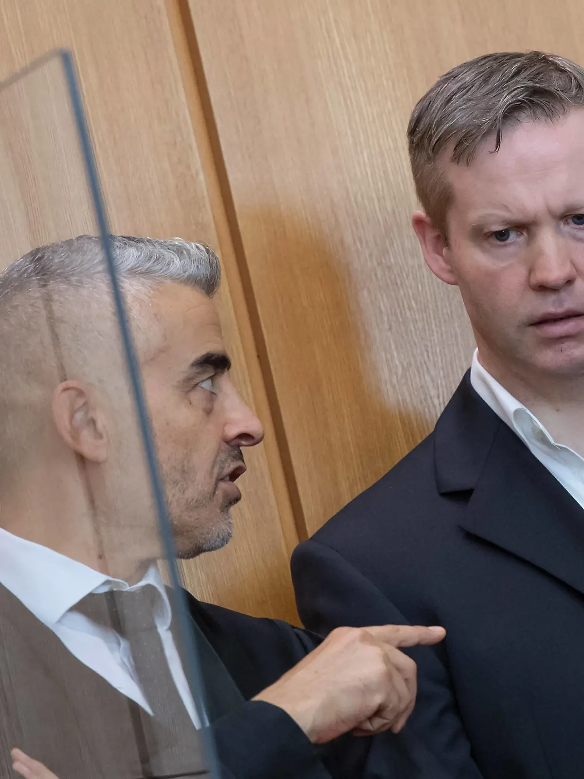  19.08.2020, xblx, deloka, emonline, delahe, Prozess: Tod von Dr. Walter Luebcke, Angeklagter Stephan Ernst mit seinem Verteidiger Mustafa Kaplan, vor dem Oberlandesgericht in Frankfurt wird heute der Prozess gegen zwei Männer fortgesetzt, die die Bundesanwaltschaft im Zusammenhang mit dem Tod des Politikers angeklagt hat. Der Kasseler Regierungspräsident Dr. Walter Luebcke Walter Lübcke wurde im Juni 2019 auf der Terrasse seines Hauses in Wolfhagen getötet. Frankfurt am Main *** 19 08 2020, xblx, deloka, emonline, delahe, trial Death of Dr Walter Luebcke, defendant Stephan Ernst with his defence lawyer Mustafa Kaplan, the trial against two men accused by the Federal Prosecutors Office in connection with the death of the politicia