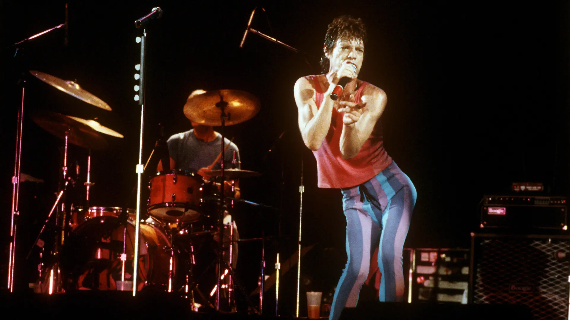ARCHIV - 30.06.1982, Hessen, Frankfurt: Mick Jagger während des Konzertes der Rolling Stones in der Festhalle. Mick Jagger, Frontman der Rolling Stones, feiert am 26. Juli 2023 seinen 80. Geburtstag. (zu dpa: «Rolling-Stones-Sänger und ewige Rockikone: Mick Jagger wird 80») Foto: Roland Holschneider/dpa +++ dpa-Bildfunk +++