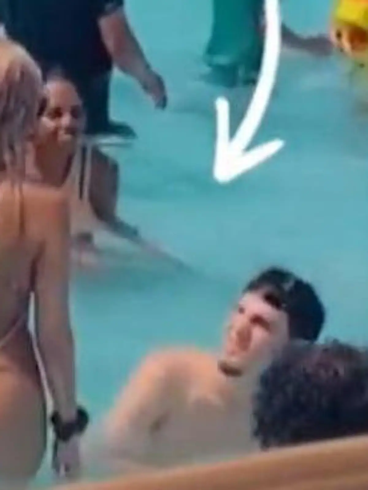 Ist dieses Outfit für einen Wasserpark geeignet? Diese Frage wird aktuell via TikTok diskutiert. Der Tanga soll zu knapp sein, in der Anwesenheit von Kindern.