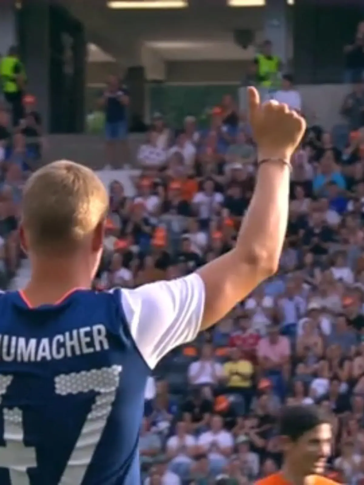 Das war ein großer prominenter Starauflauf auf dem Rasen des Frankfurter Deutsche Bank Park-Stadtions am Mittwochabend. Basketball-Champion Dirk Nowitzki, Formel 1-Pilot Mick Schumacher und viele andere Promis, darunter auch einige aktive und ehemalige Top-Fußballer und Sportler, kamen zu dem Benefiz-Fußballspiel „Champions for Charity“ zusammen, um zu Ehren von Formel 1-Legende Michael Schumacher in zwei All-Star Teams gegeneinander zu kicken. Wie das Spiel ausging und wer noch alles so dabei war – im Video.