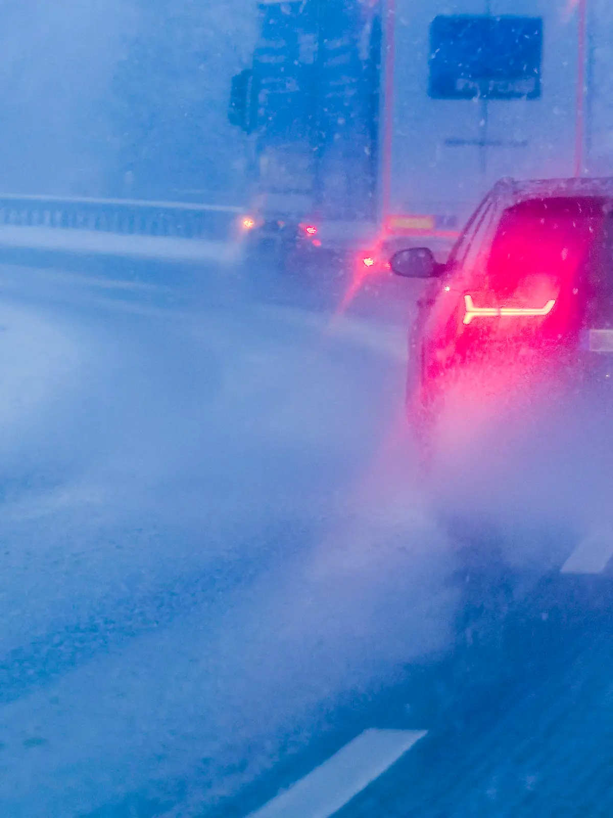  Vorsicht Glättegefahr Schlechte Fahrbahnverhältnisse auf der Autobahn A8 München Salzburg. Piding Bayern Deutschland *** Caution Danger of icy roads Poor road conditions on the A8 freeway Munich Salzburg Piding Bavaria Germany Copyright: xRolfxPossx