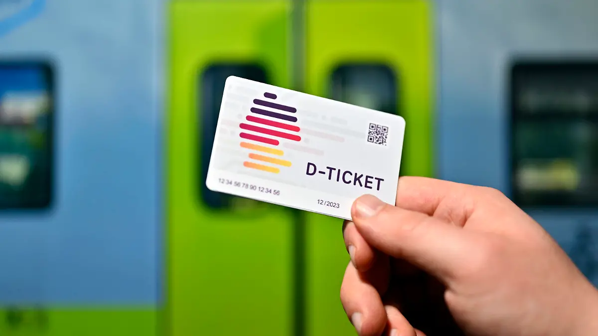 Mit dem Deutschland-Ticket D-Ticket können Kunden der Deutschen Bahn ab dem 1. Mai 2023 für nur 49 Euro pro Monat in allen Verkehrsmitteln des öffentlichen Nahverkehrs reisen der Verkauf ist bereits gestartet. Das Deutschlandticket gilt als der Nachfolger des 9-Euro-Tickets, das im Sommer 2022 die Bürgerinnen und Bürger finanziell entlasten sollte. Themenbild, Symbolbild Köln, 08.04.2023 NRW Deutschland *** With the Deutschland Ticket D ticket, Deutsche Bahn customers will be able to travel on all means of public transport for just 49 euros per month from May 1, 2023 sales have already started The Deutschland Ticket is considered the successor to the 9 euro ticket, which was intended to provide financial relief for citizens in th Copyright: xDwixAnoraganingrumx
