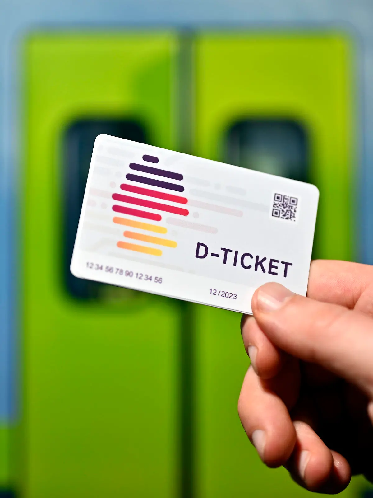 Mit dem Deutschland-Ticket D-Ticket können Kunden der Deutschen Bahn ab dem 1. Mai 2023 für nur 49 Euro pro Monat in allen Verkehrsmitteln des öffentlichen Nahverkehrs reisen der Verkauf ist bereits gestartet. Das Deutschlandticket gilt als der Nachfolger des 9-Euro-Tickets, das im Sommer 2022 die Bürgerinnen und Bürger finanziell entlasten sollte. Themenbild, Symbolbild Köln, 08.04.2023 NRW Deutschland *** With the Deutschland Ticket D ticket, Deutsche Bahn customers will be able to travel on all means of public transport for just 49 euros per month from May 1, 2023 sales have already started The Deutschland Ticket is considered the successor to the 9 euro ticket, which was intended to provide financial relief for citizens in th Copyright: xDwixAnoraganingrumx
