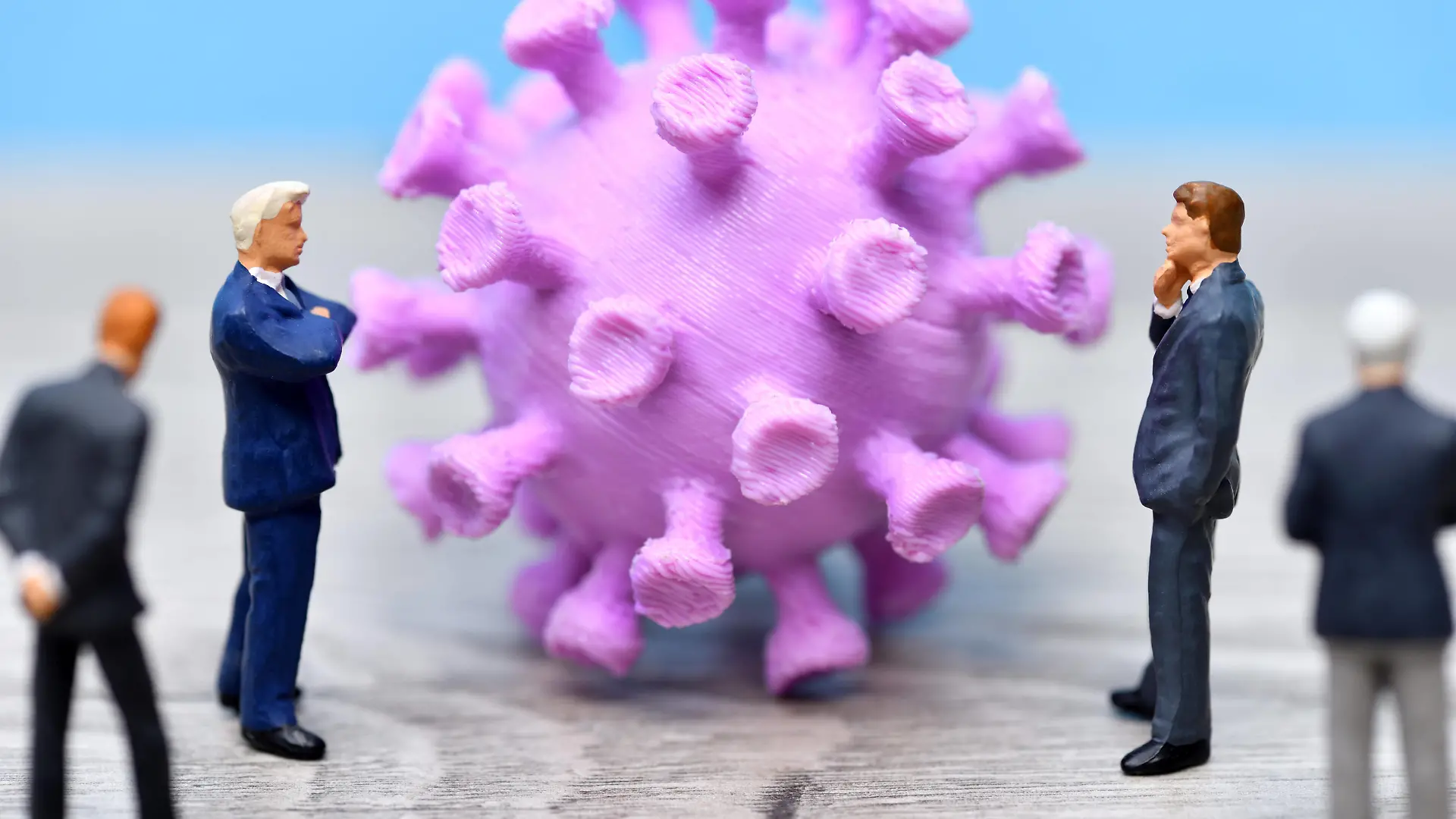 Coronavirus mit Geschäftsleuten, Coronavirus als Bedrohung für die Wirtschaft *** Coronavirus with business people, Coronavirus as a threat to the economy