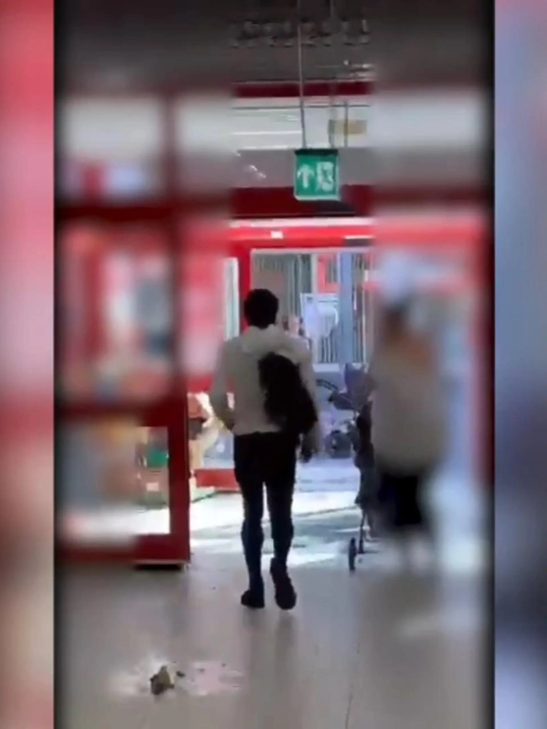 Bild zu: "Mann tritt Scheiben kaputt"