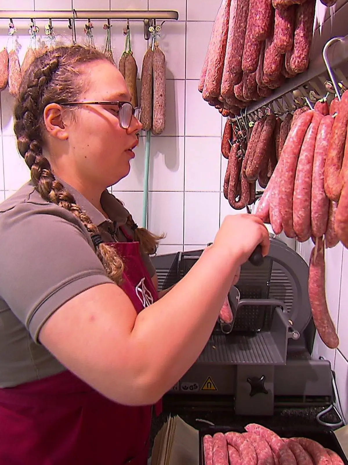 Auszubildende Lea-Sophie in der Fleischerei Koch in Kassel-Calden.