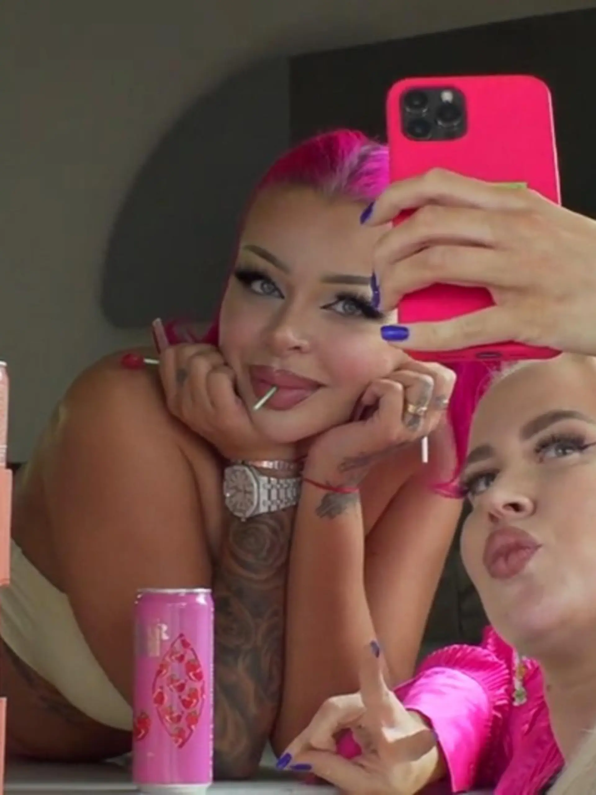 Katja Krasavice hat 3,4 Millionen Follower und eine ganze Menge Hater obendrauf. Immer wieder wird sie kritisiert. Es heißt sie sei zu krass und sehe nach „Porno“ aus. Jetzt war sie in Hessen unterwegs und hat unseren Leute-Reporter positiv überrascht. Was das mit den Fans zu tun hat, seht ihr im Video.