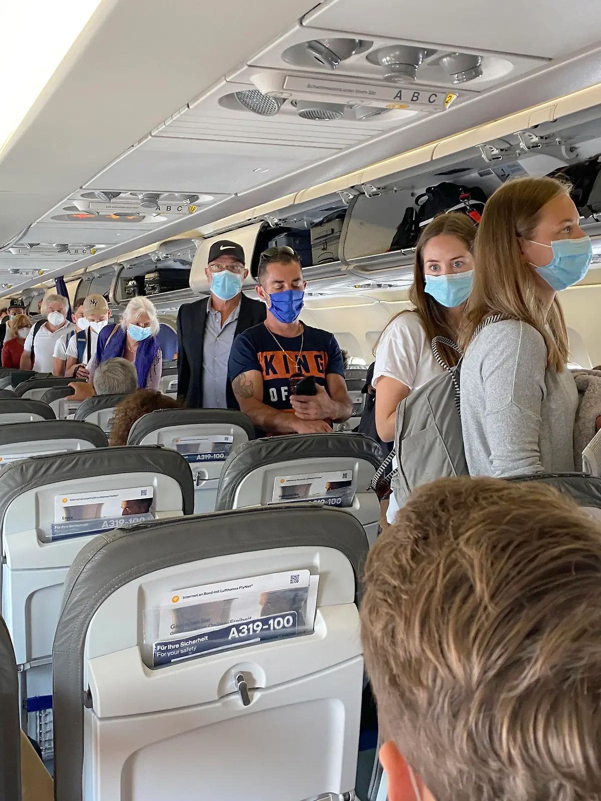 Fliegen in Zeiten der Coronavirus Pandemie, Boarding,Passgiere beim Einsteigen mit in eine Lufthansa Maschine