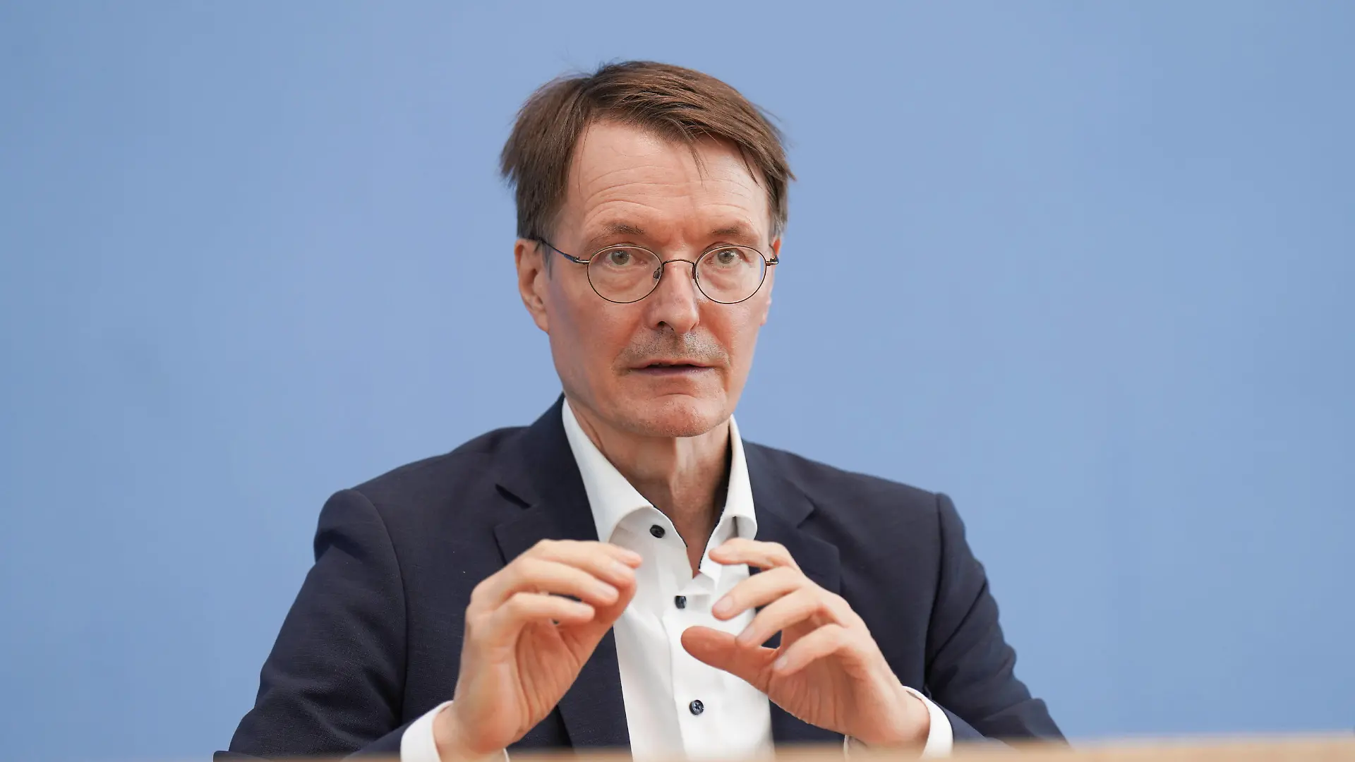 Bundesgesundheitsminister Prof. Dr. Karl Lauterbach 24.8.2022 Bundesminister für Gesundheit Prof. Dr. Karl Lauterbach zum neuen Infektionsschutzgesetz in der Bundespressekonferenz Berlin Berlin GER *** Federal Minister of Health Prof Dr Karl Lauterbach 24 8 2022 Federal Minister of Health Prof Dr Karl Lauterbach on the new Infection Protection Act at the Federal Press Conference Berlin Berlin GER