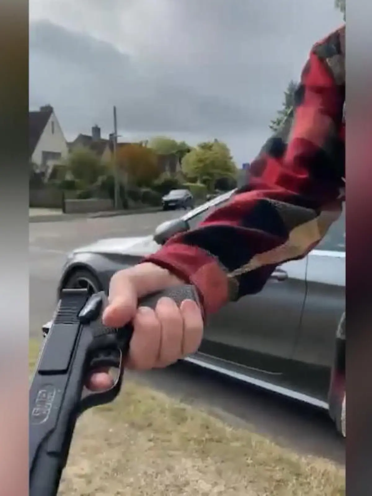Dieser Streit eskalierte sofort: Eigentlich wollte ein Drohnenpilot aus Cirencester nur ein paar Bilder von einem leeren Gebäude schießen – doch dann kommt ein Anwohner auf ihn zu und zückt eine Pistole! Wir zeigen die Situation im Video.