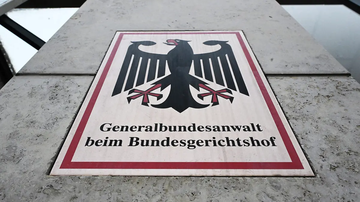 ARCHIV - 04.03.2024, Baden-Württemberg, Karlsruhe: Ein Hinweisschild mit Bundesadler und dem Schriftzug ·Generalbundesanwalt beim Bundesgerichtshof·, aufgenommen vor der Bundesanwaltschaft. (zu dpa: "Mutmaßliche Agenten mit Verbindung zu Russland in Bayern verhaftet") Foto: Uli Deck/dpa +++ dpa-Bildfunk +++
