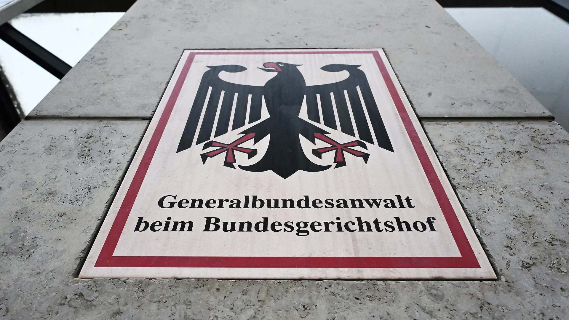 ARCHIV - 04.03.2024, Baden-Württemberg, Karlsruhe: Ein Hinweisschild mit Bundesadler und dem Schriftzug ·Generalbundesanwalt beim Bundesgerichtshof·, aufgenommen vor der Bundesanwaltschaft. (zu dpa: "Mutmaßliche Agenten mit Verbindung zu Russland in Bayern verhaftet") Foto: Uli Deck/dpa +++ dpa-Bildfunk +++