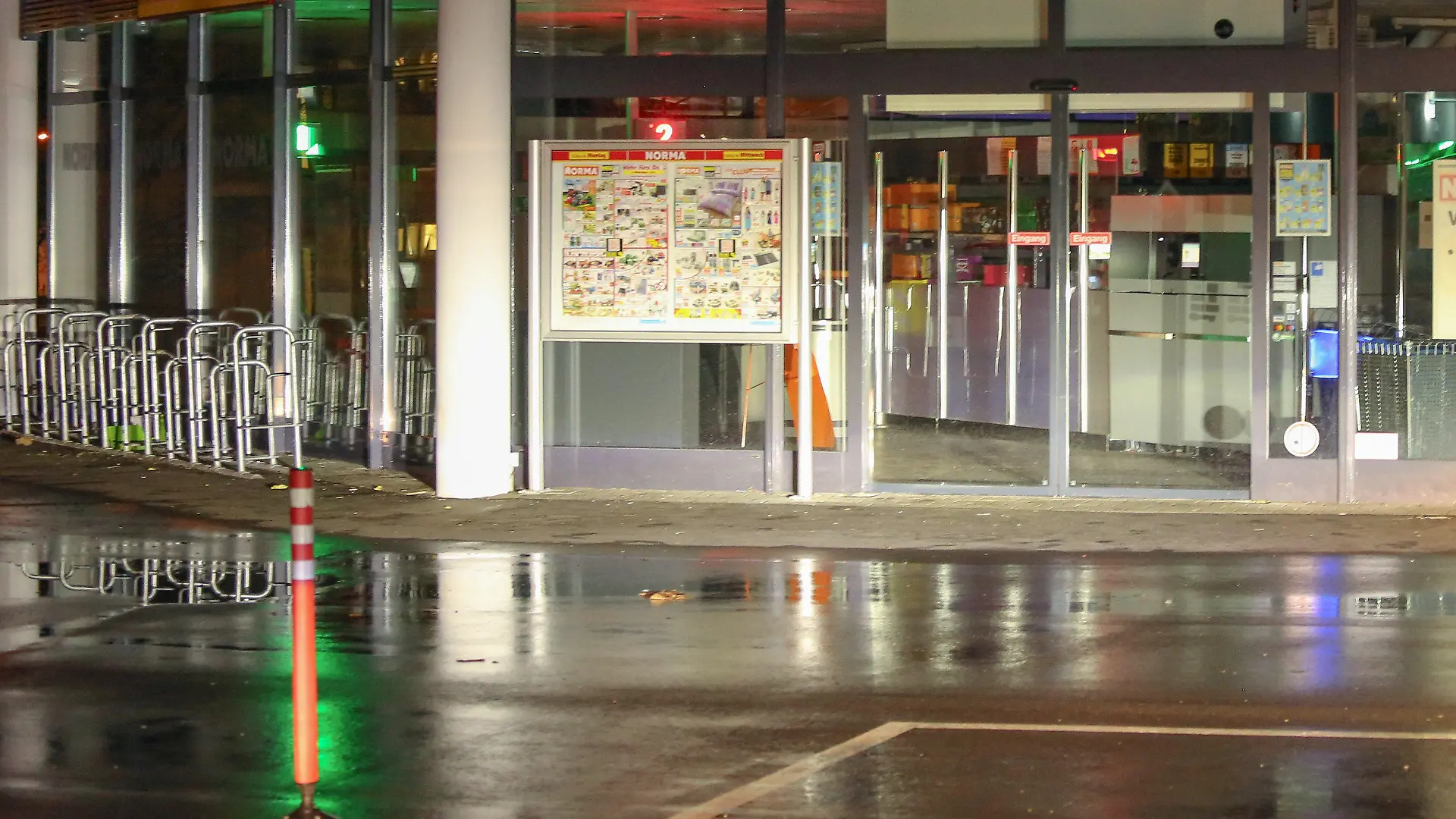 ARCHIV - 04.04.2024, Baden-Württemberg, Wangen im Allgäu: Ein Supermarkt ist in der Nacht geschlossen. Ein vierjähriges Mädchen ist in einem Supermarkt in Baden-Württemberg mit einem Messer attackiert und schwer verletzt worden. Der mutmaßliche Täter, ein 34-jähriger Mann, konnte am Mittwochnachmittag festgenommen werden, wie die Polizei mitteilte. Sein Motiv und der genaue Hergang der Tat in Wangen im Allgäu waren zunächst unklar. (zu dpa: «Angriff auf Vierjährige: Tatverdächtiger war polizeibekannt») Foto: David Pichler/David Pichler/dpa +++ dpa-Bildfunk +++
