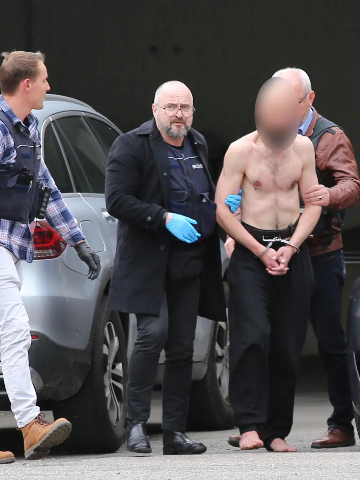 dpatopbilder - 04.04.2024, Baden-Württemberg, Ravensburg: RECROP - Ein Mann wird zur Haftvorführung ins Amtsgericht Ravensburg gebracht. Er wird beschuldigt, eine Vierjährige in einem Supermarkt in Wangen im Allgäu mit einem Messer schwer verletzt zu haben. Foto: David Pichler/dpa - ACHTUNG: Beschuldigter wurde aus rechtlichen Gründen gepixelt +++ dpa-Bildfunk +++