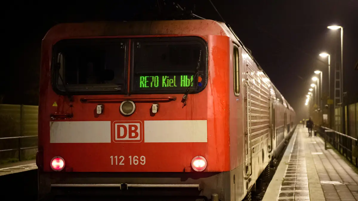 Ein Zug der Linie RE70 nach Kiel Hauptbahnhof der Deutschen Bahn Regio Nord steht bei seinem Halt im Bahnhof von Brokstedt am Bahnsteig und wartet auf den Zustieg der Fahrgäste. Bei einer Messerattacke in einem Regionalzug von Kiel nach Hamburg sind zwei Menschen getötet und sieben verletzt worden.