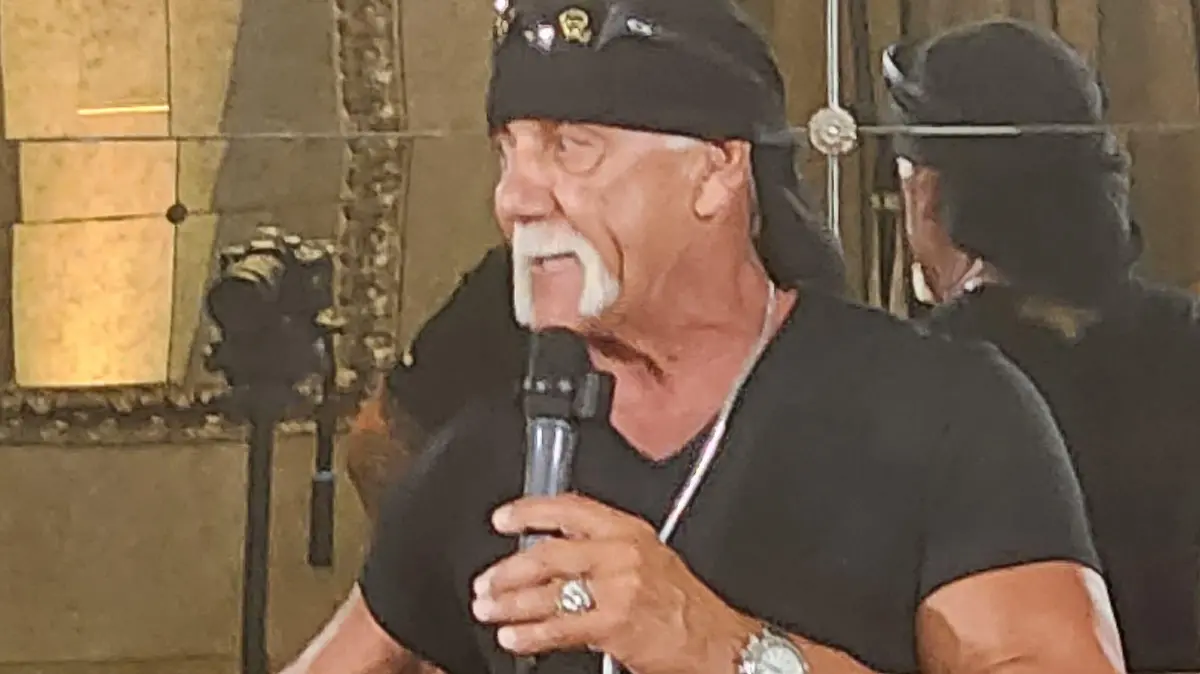 Auf der Hochzeitsparty seiner Freunde verkündet Hulk Hogan die frohe Liebesbotschaft.
