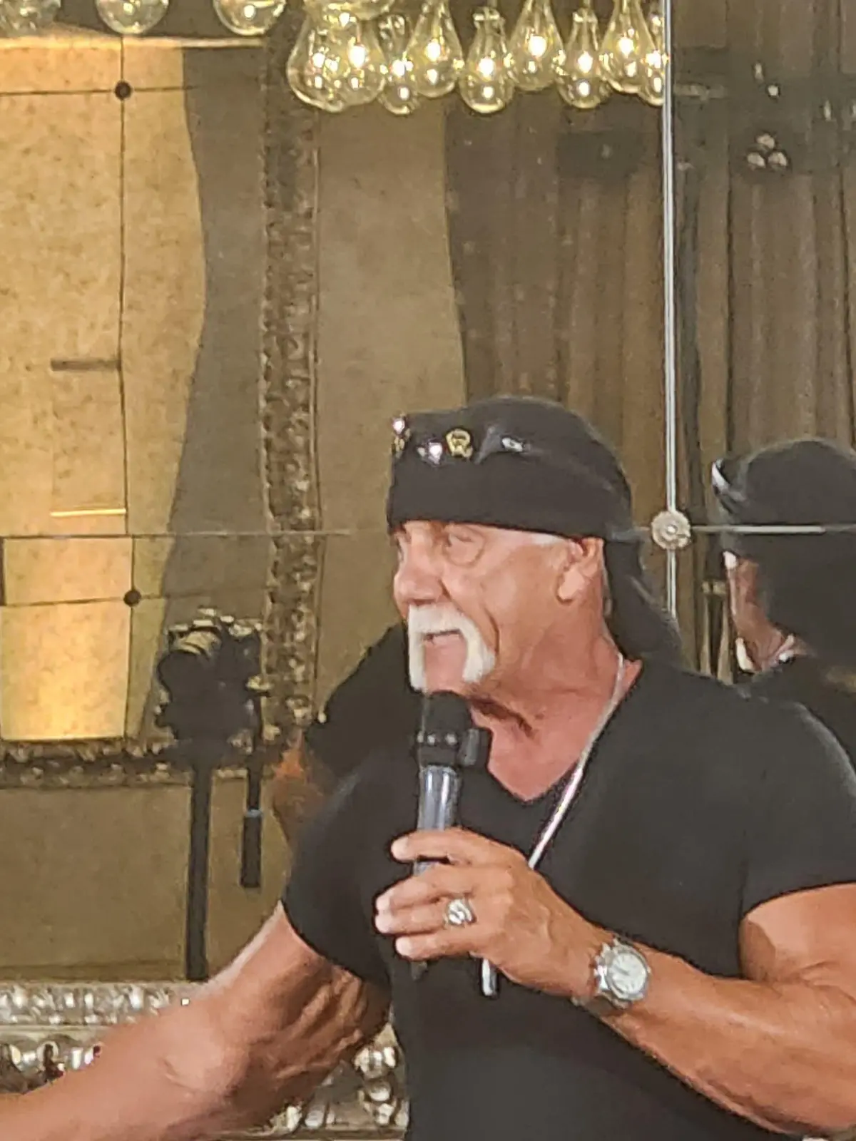 Auf der Hochzeitsparty seiner Freunde verkündet Hulk Hogan die frohe Liebesbotschaft.