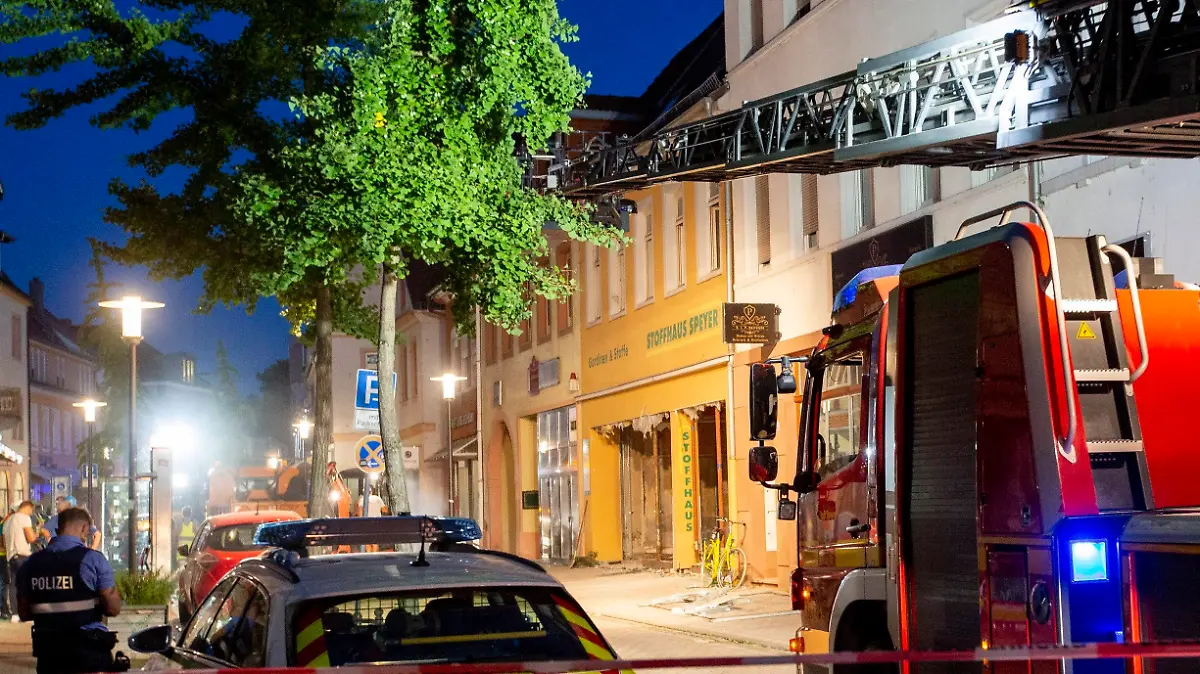 25.08.2022, Rheinland-Pfalz, Speyer: Feuerwehr und Polizei sind nach einer Explosion in einem Haus in Speyer im Einsatz. Mehrere Menschen sind bei der Explosion verletzt worden, das teilte am Donnerstagabend die Feuerwehr mit. Nach ersten Erkenntnissen könnte es sich um eine Gasexplosion handeln, sagte die Polizei. Foto: Joachim Ackermann/view die agentur /dpa +++ dpa-Bildfunk +++