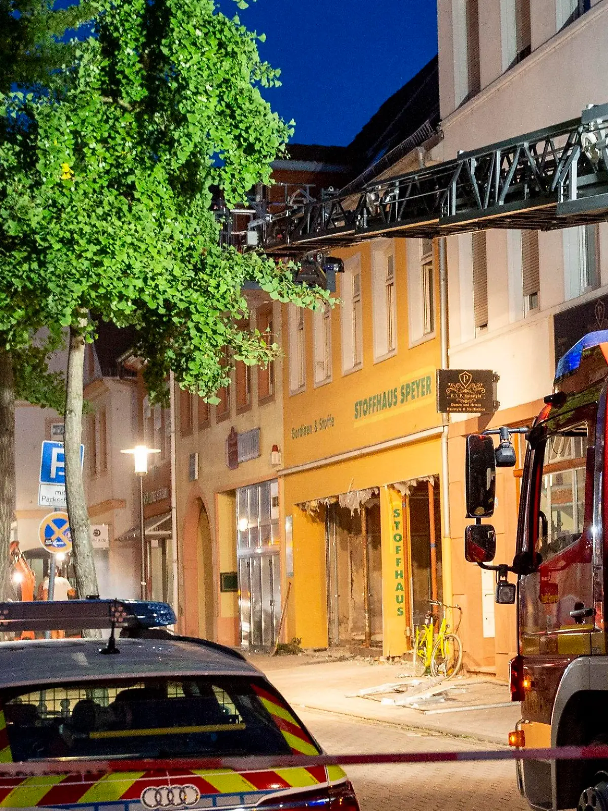 25.08.2022, Rheinland-Pfalz, Speyer: Feuerwehr und Polizei sind nach einer Explosion in einem Haus in Speyer im Einsatz. Mehrere Menschen sind bei der Explosion verletzt worden, das teilte am Donnerstagabend die Feuerwehr mit. Nach ersten Erkenntnissen könnte es sich um eine Gasexplosion handeln, sagte die Polizei. Foto: Joachim Ackermann/view die agentur /dpa +++ dpa-Bildfunk +++