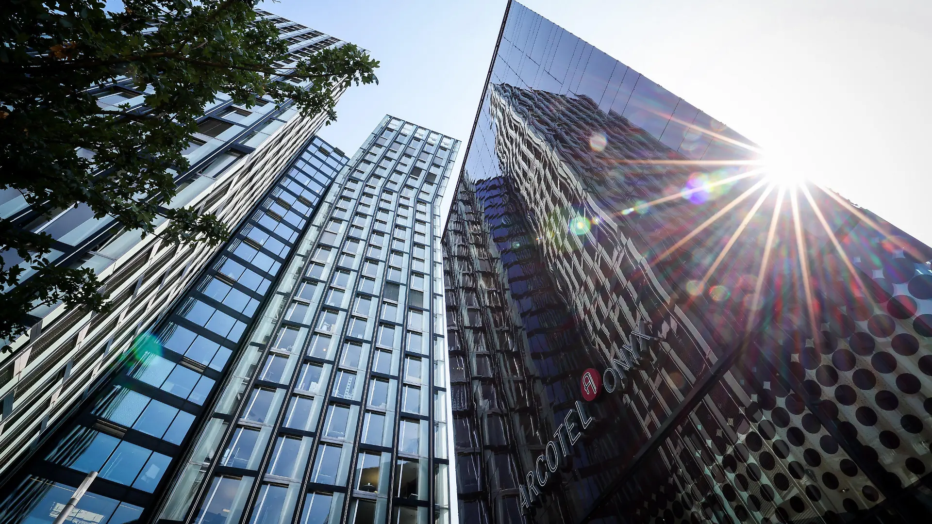 24.08.2022, Hamburg: Die Tanzenden Türme spiegeln sich in der Fassade eines Hotels an der Reeperbahn auf St. Pauli. Drei Menschen, die in dem Hotel zu Gast waren, liegen, nachdem sie mutmaßlich zusammen Drogen genommen haben, im Krankenhaus. Ein 22-Jähriger starb. Foto: Christian Charisius/dpa +++ dpa-Bildfunk +++