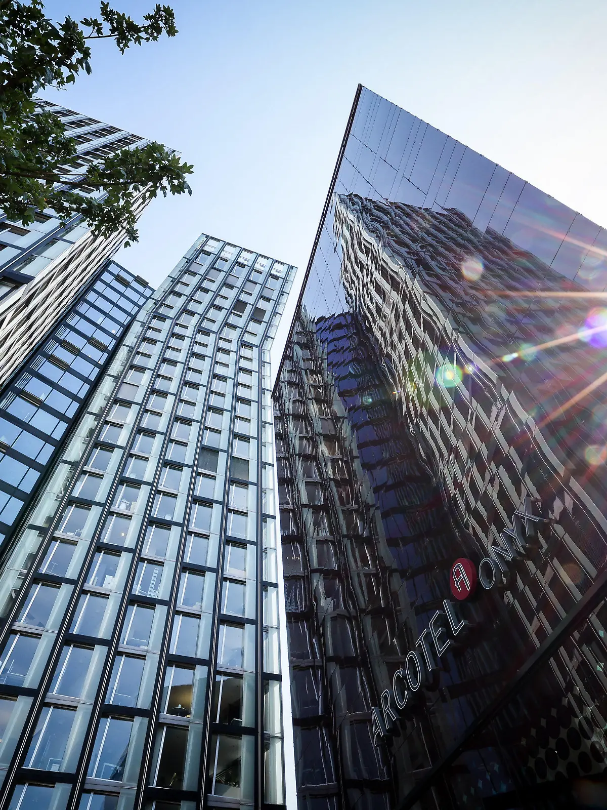 24.08.2022, Hamburg: Die Tanzenden Türme spiegeln sich in der Fassade eines Hotels an der Reeperbahn auf St. Pauli. Drei Menschen, die in dem Hotel zu Gast waren, liegen, nachdem sie mutmaßlich zusammen Drogen genommen haben, im Krankenhaus. Ein 22-Jähriger starb. Foto: Christian Charisius/dpa +++ dpa-Bildfunk +++