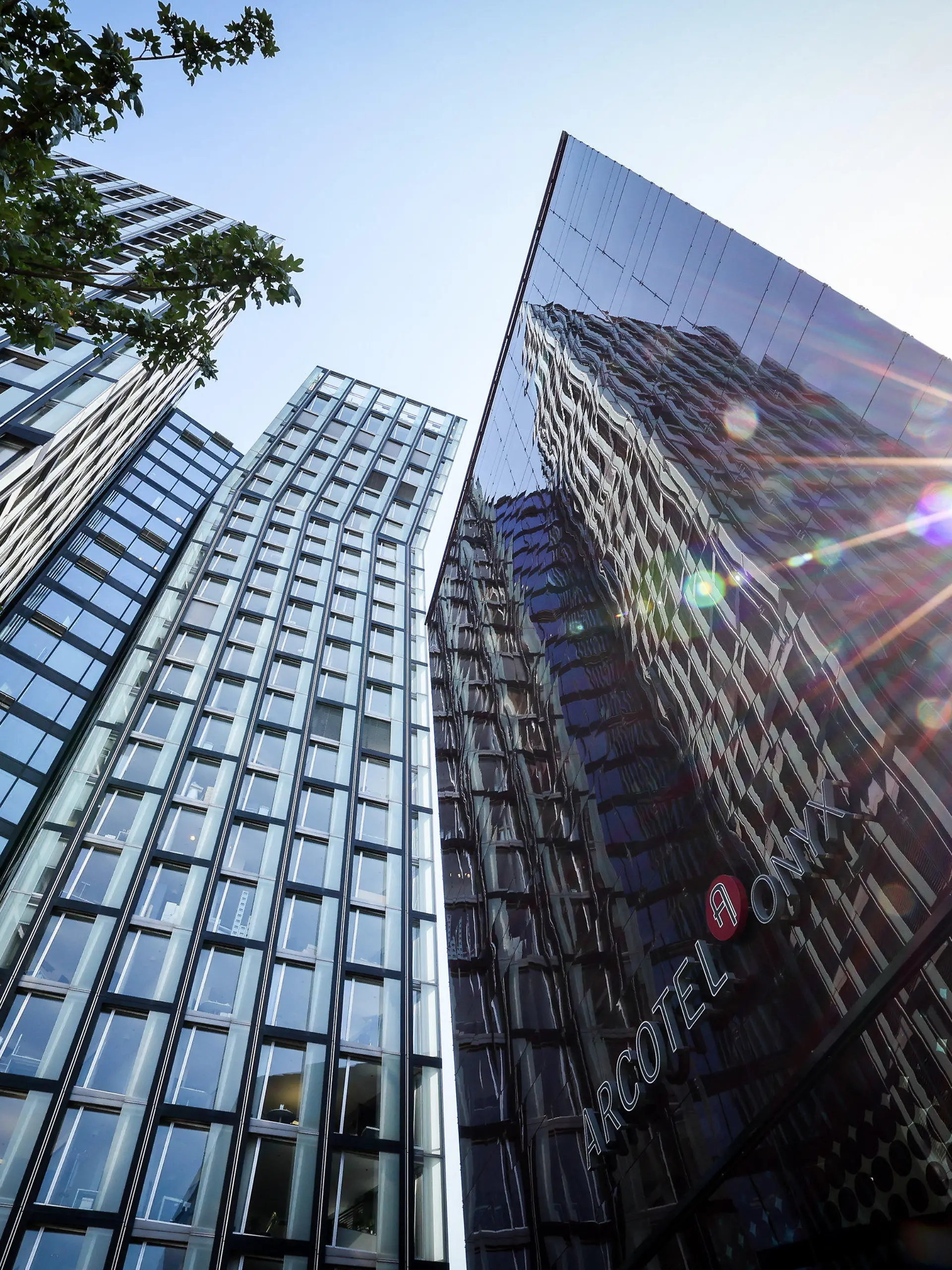 24.08.2022, Hamburg: Die Tanzenden Türme spiegeln sich in der Fassade eines Hotels an der Reeperbahn auf St. Pauli. Drei Menschen, die in dem Hotel zu Gast waren, liegen, nachdem sie mutmaßlich zusammen Drogen genommen haben, im Krankenhaus. Ein 22-Jähriger starb. Foto: Christian Charisius/dpa +++ dpa-Bildfunk +++