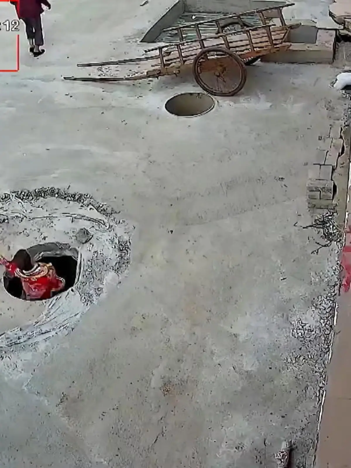 Schock in China! Da schaut dieser kleine Junge einmal nicht richtig hin - und stürzt im südwestlichen Honghe in die Tiefe eines Kanalisationsschachts. Seine Oma kommt direkt zur Hilfe. Seine Rettung sehen Sie im Video.