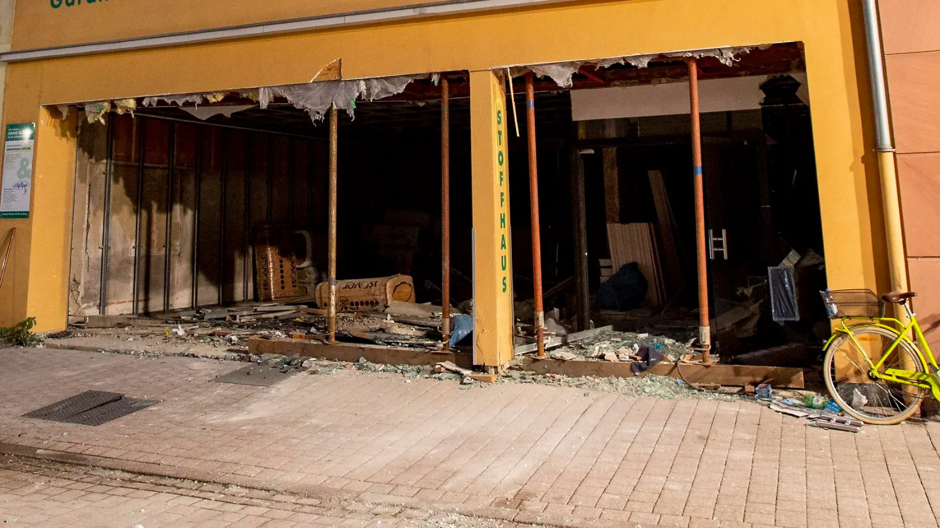 25.08.2022, Rheinland-Pfalz, Speyer: Fensterscheiben sind nach einer Explosion in einem Haus in Speyer zerstört. Mehrere Menschen sind bei der Explosion verletzt worden, das teilte am Donnerstagabend die Feuerwehr mit. Nach ersten Erkenntnissen könnte es sich um eine Gasexplosion handeln, sagte die Polizei. Foto: Joachim Ackermann/view die agentur /dpa +++ dpa-Bildfunk +++