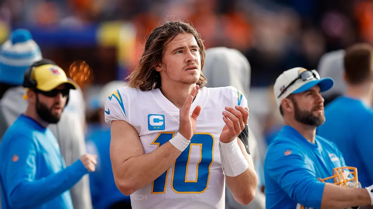 NFL, American Football Herren, USA Los Angeles Chargers at Denver Broncos Jan 8, 2023 Denver, Colorado, USA Los Angeles Chargers quarterback Justin Herbert 10 reacts in the second quarter against the Denver Broncos at Empower Field at Mile High. Denver Empower Field at Mile High Colorado USA, EDITORIAL USE ONLY PUBLICATIONxINxGERxSUIxAUTxONLY Copyright: xIsaiahxJ.xDowningx 20230108_ijd_bd3_018