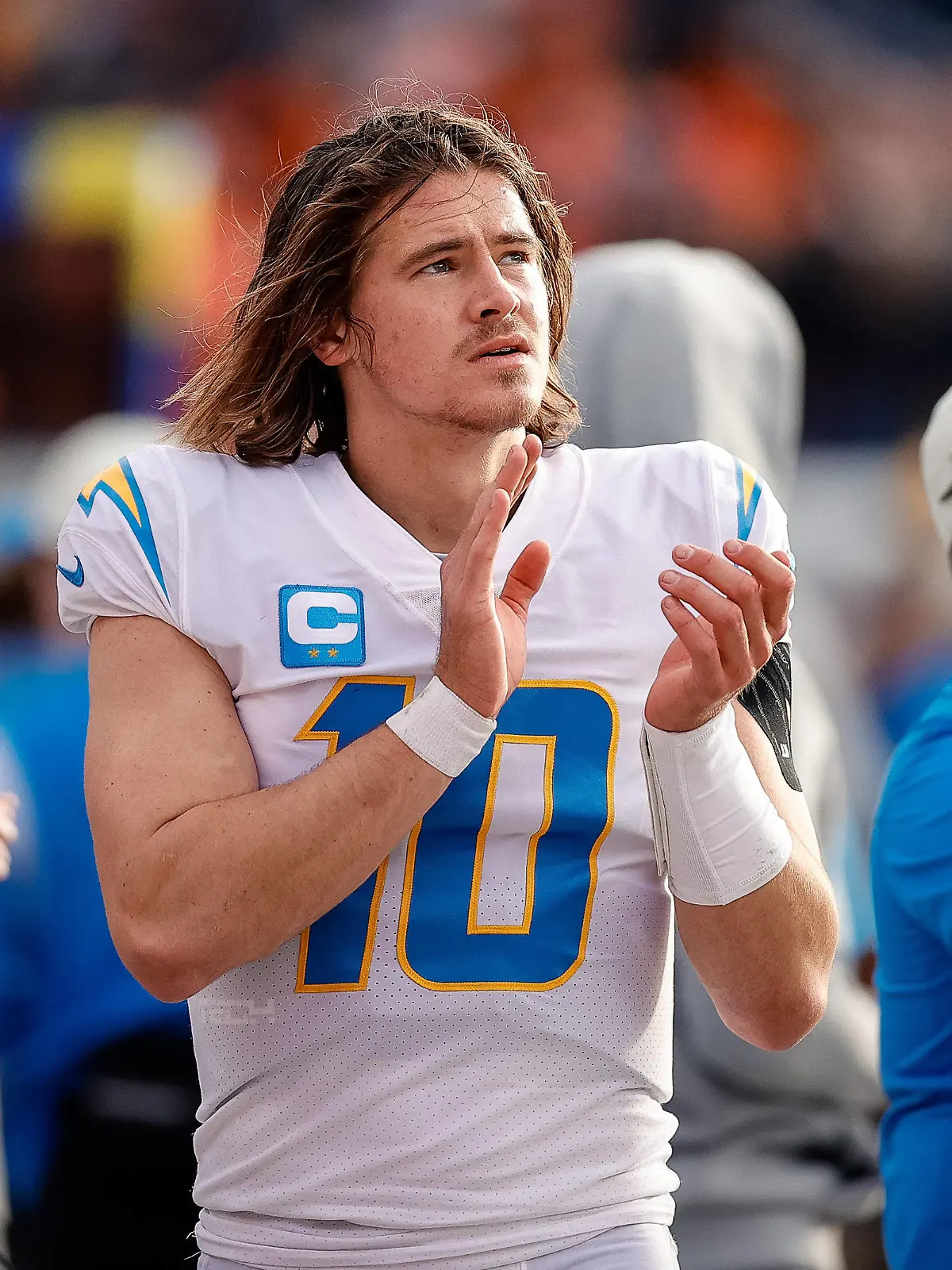 NFL, American Football Herren, USA Los Angeles Chargers at Denver Broncos Jan 8, 2023 Denver, Colorado, USA Los Angeles Chargers quarterback Justin Herbert 10 reacts in the second quarter against the Denver Broncos at Empower Field at Mile High. Denver Empower Field at Mile High Colorado USA, EDITORIAL USE ONLY PUBLICATIONxINxGERxSUIxAUTxONLY Copyright: xIsaiahxJ.xDowningx 20230108_ijd_bd3_018
