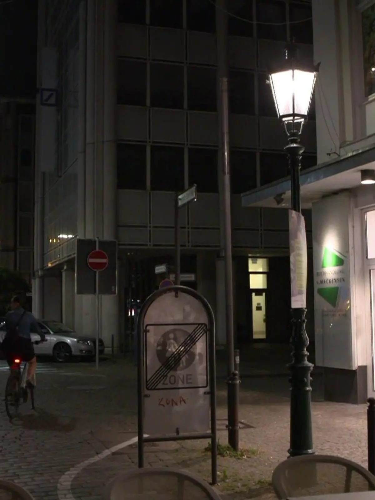 Drei Frauen laufen zusammen durch die Wuppertaler Innenstadt.