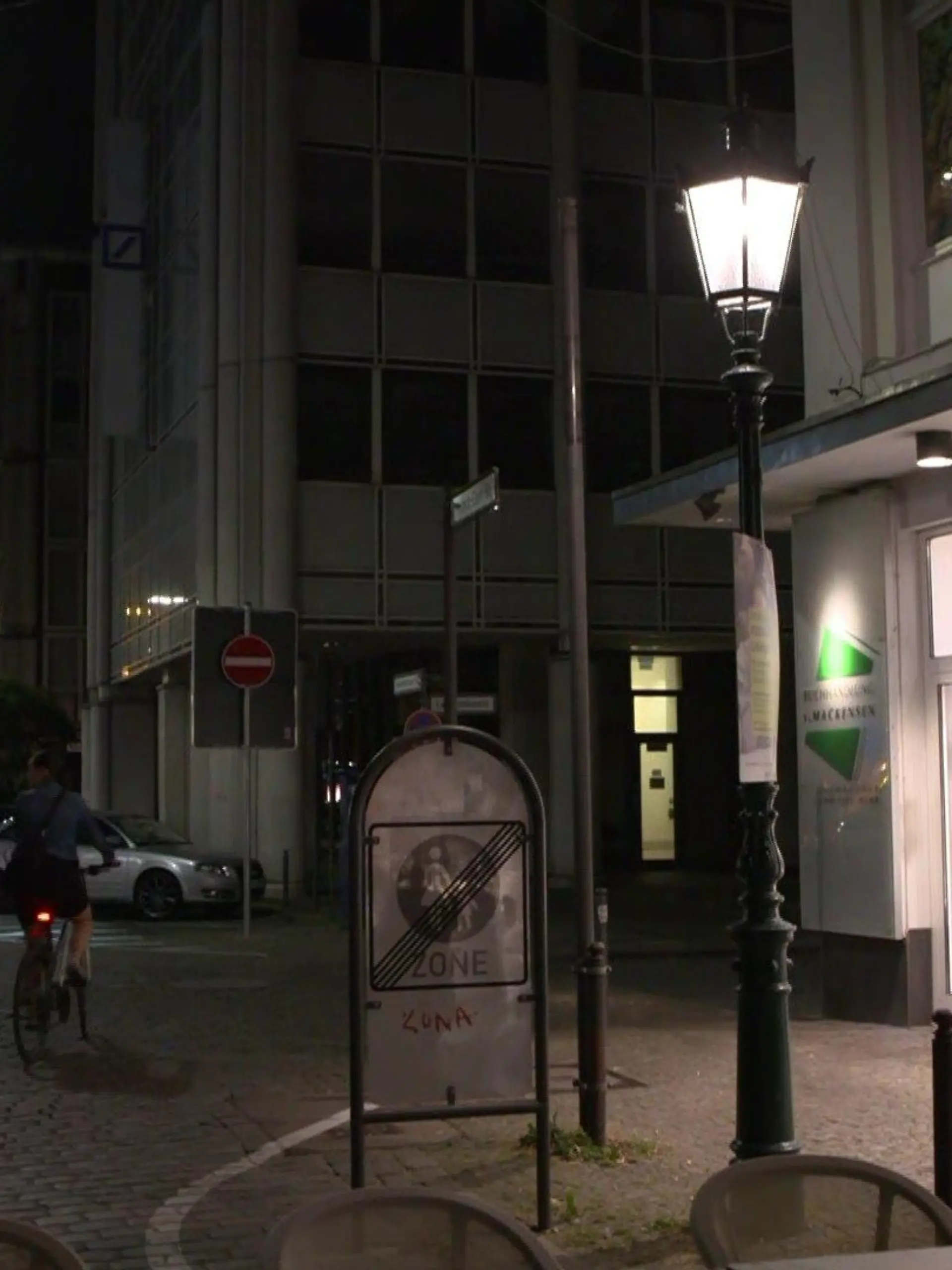 Drei Frauen laufen zusammen durch die Wuppertaler Innenstadt.