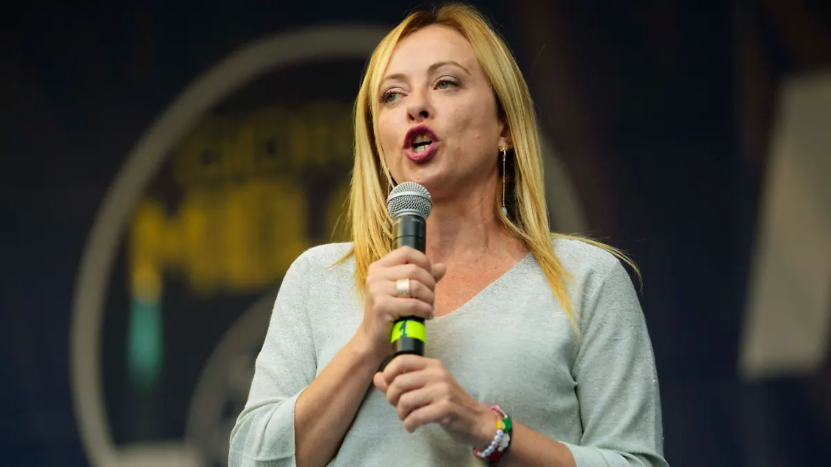 23.08.2022, Italien, Ancona: Giorgia Meloni, Parteichefin der rechten Partei «Fratelli d·Italia» (Brüder in Italien), spricht während einer Wahlveranstaltung ihrer Partei, nachdem sie bekannt gab, sich für die bevorstehenden Parlamentswahlen in Italien zur Wahl zu stellen. Italien wählt am 25. September ein neues Parlament. Foto: Domenico Stinellis/AP/dpa +++ dpa-Bildfunk +++