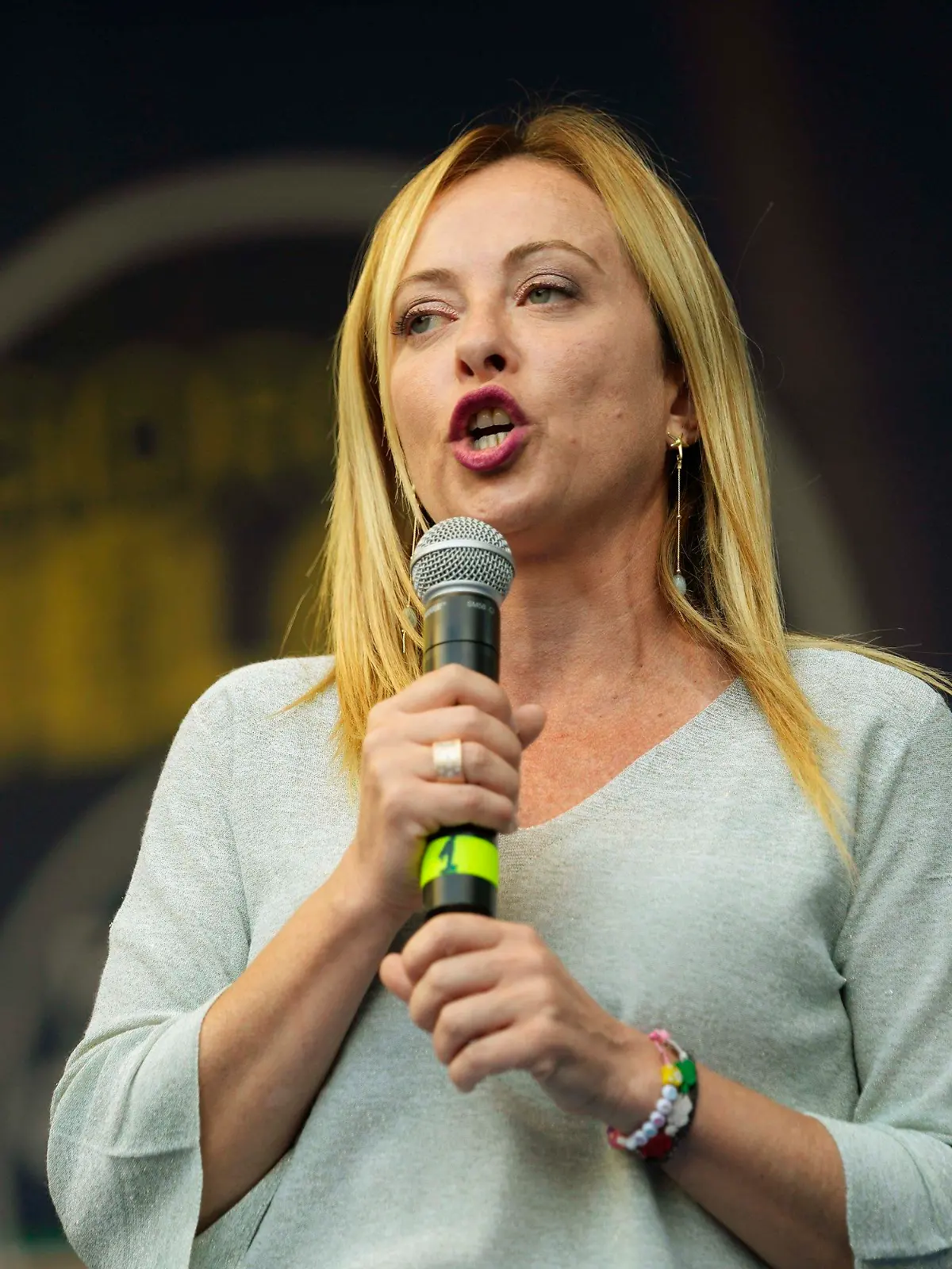 23.08.2022, Italien, Ancona: Giorgia Meloni, Parteichefin der rechten Partei «Fratelli d·Italia» (Brüder in Italien), spricht während einer Wahlveranstaltung ihrer Partei, nachdem sie bekannt gab, sich für die bevorstehenden Parlamentswahlen in Italien zur Wahl zu stellen. Italien wählt am 25. September ein neues Parlament. Foto: Domenico Stinellis/AP/dpa +++ dpa-Bildfunk +++