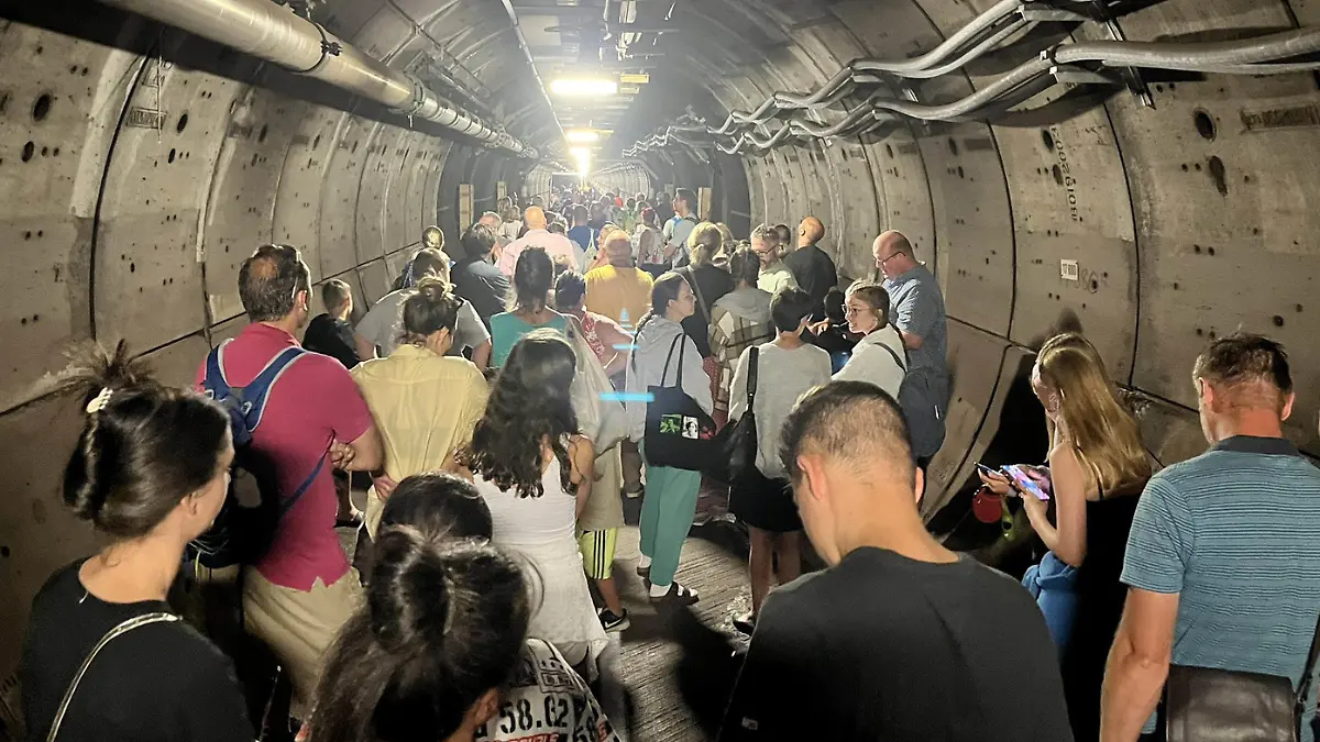 23.08.2022, ---: Handout-Bild mit Genehmigung des Twitter-Feeds von Kate Scott von Fahrgästen in einem Nottunnel des Eurotunnel zwischen Frankreich und England. Nach der Panne eines der Züge mussten Passagiere im Tunnel ihre Wagen verlassen und wurden zu Fuß durch den Nottunnel begleitet. Sie sollen mit einem Shuttle zum Bahnhof Folkestone zurück gebracht werden. Der Eurotunnel ist ein gut 50 Kilometer langer Eisenbahntunnel unter dem Ärmelkanal. Foto: Kate Scott/Twitter/PA Media/dpa - ACHTUNG: Nur zur redaktionellen Verwendung. +++ dpa-Bildfunk +++