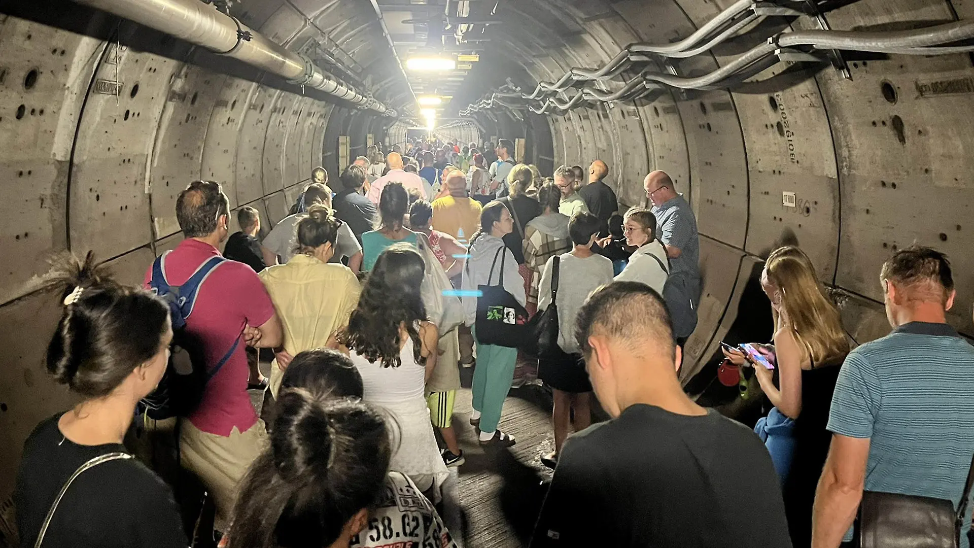 23.08.2022, ---: Handout-Bild mit Genehmigung des Twitter-Feeds von Kate Scott von Fahrgästen in einem Nottunnel des Eurotunnel zwischen Frankreich und England. Nach der Panne eines der Züge mussten Passagiere im Tunnel ihre Wagen verlassen und wurden zu Fuß durch den Nottunnel begleitet. Sie sollen mit einem Shuttle zum Bahnhof Folkestone zurück gebracht werden. Der Eurotunnel ist ein gut 50 Kilometer langer Eisenbahntunnel unter dem Ärmelkanal. Foto: Kate Scott/Twitter/PA Media/dpa - ACHTUNG: Nur zur redaktionellen Verwendung. +++ dpa-Bildfunk +++