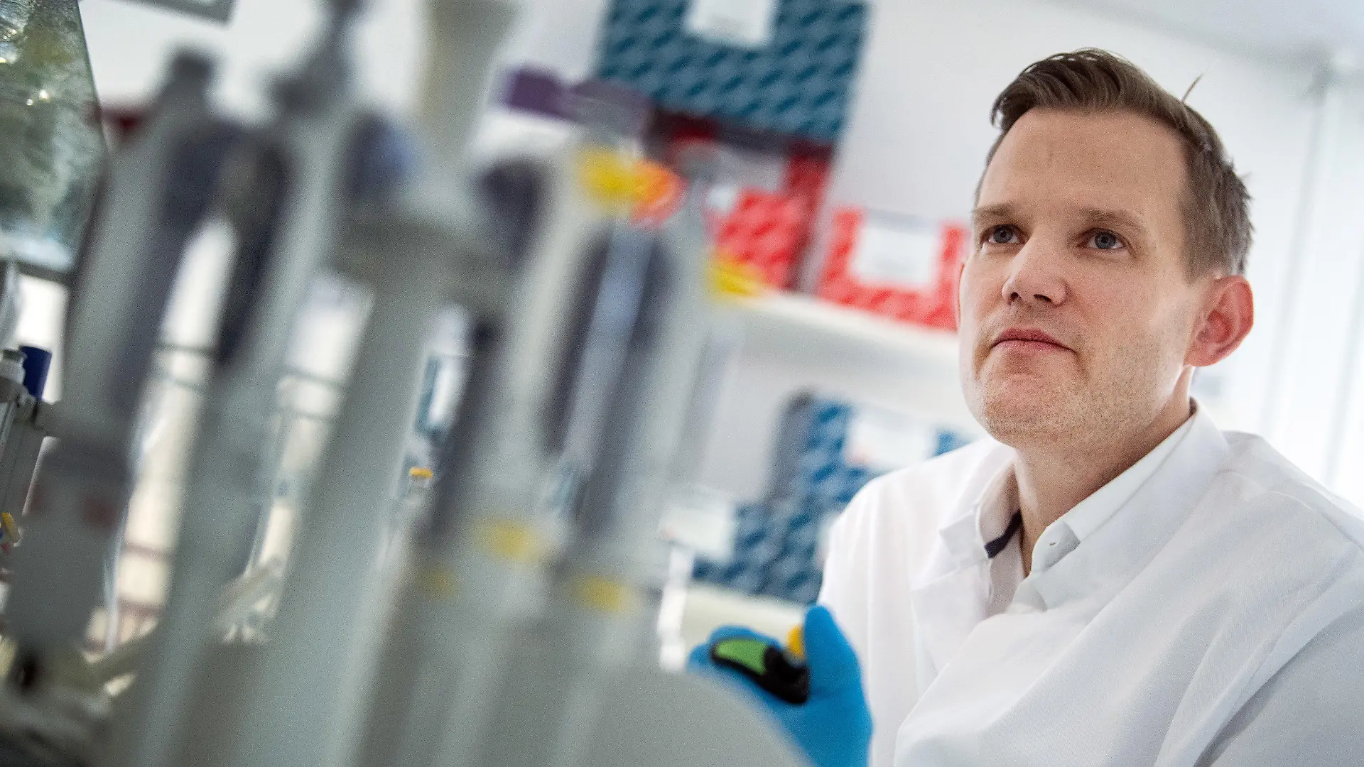 ARCHIV - 30.03.2020, Nordrhein-Westfalen, Bonn: Hendrik Streeck, Direktor des Institut für Virologie an der Uniklinik in Bonn, steht in einem Labor seines Institutes. (zu dpa «Virologe Streeck: Corona-Forschung müsste koordiniert werden») Foto: Federico Gambarini/dpa +++ dpa-Bildfunk +++
