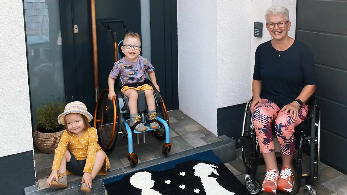 Strahlende Gesichter - "Lego-Oma" Rita-Ebel bringt Mads die Rollstuhl-Rampe persönlich vorbei.