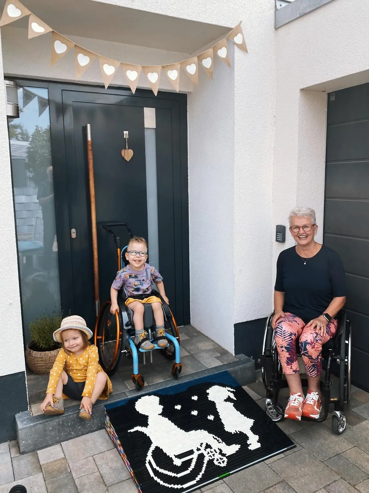 Strahlende Gesichter - "Lego-Oma" Rita-Ebel bringt Mads die Rollstuhl-Rampe persönlich vorbei.