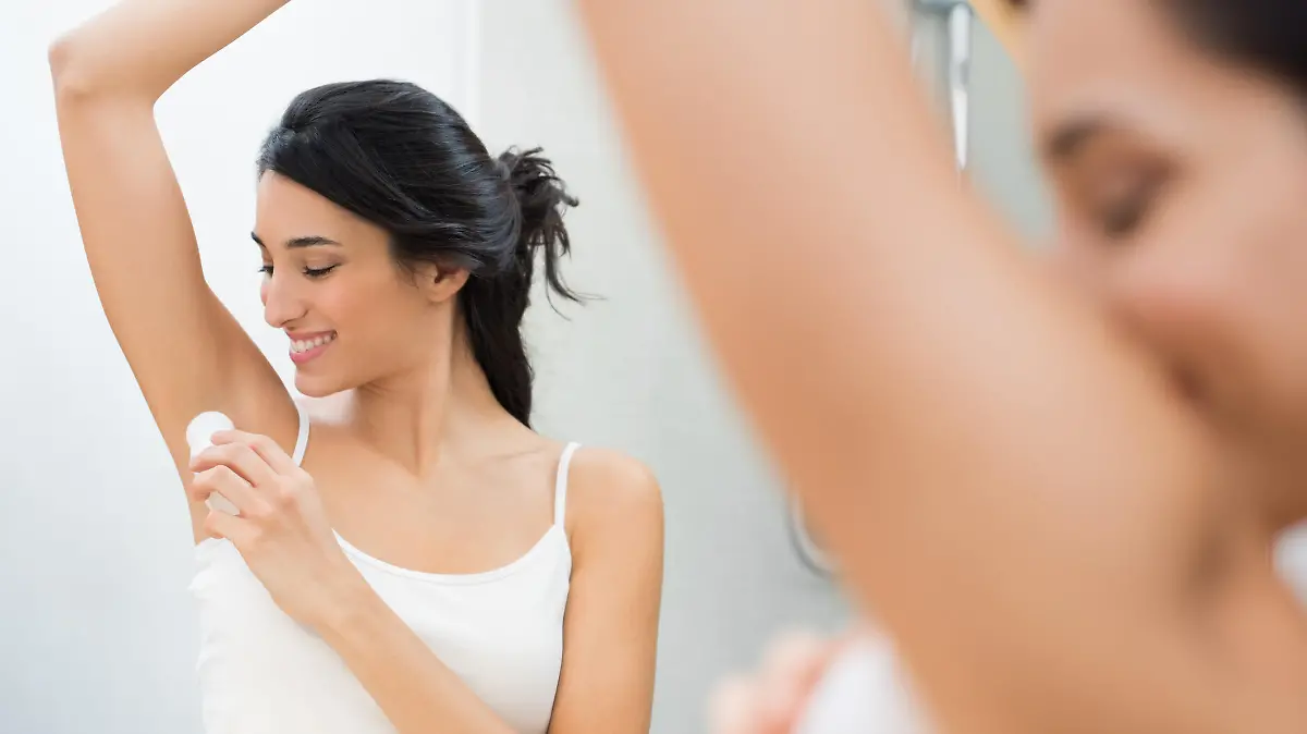 Frau benutzt Deodorant