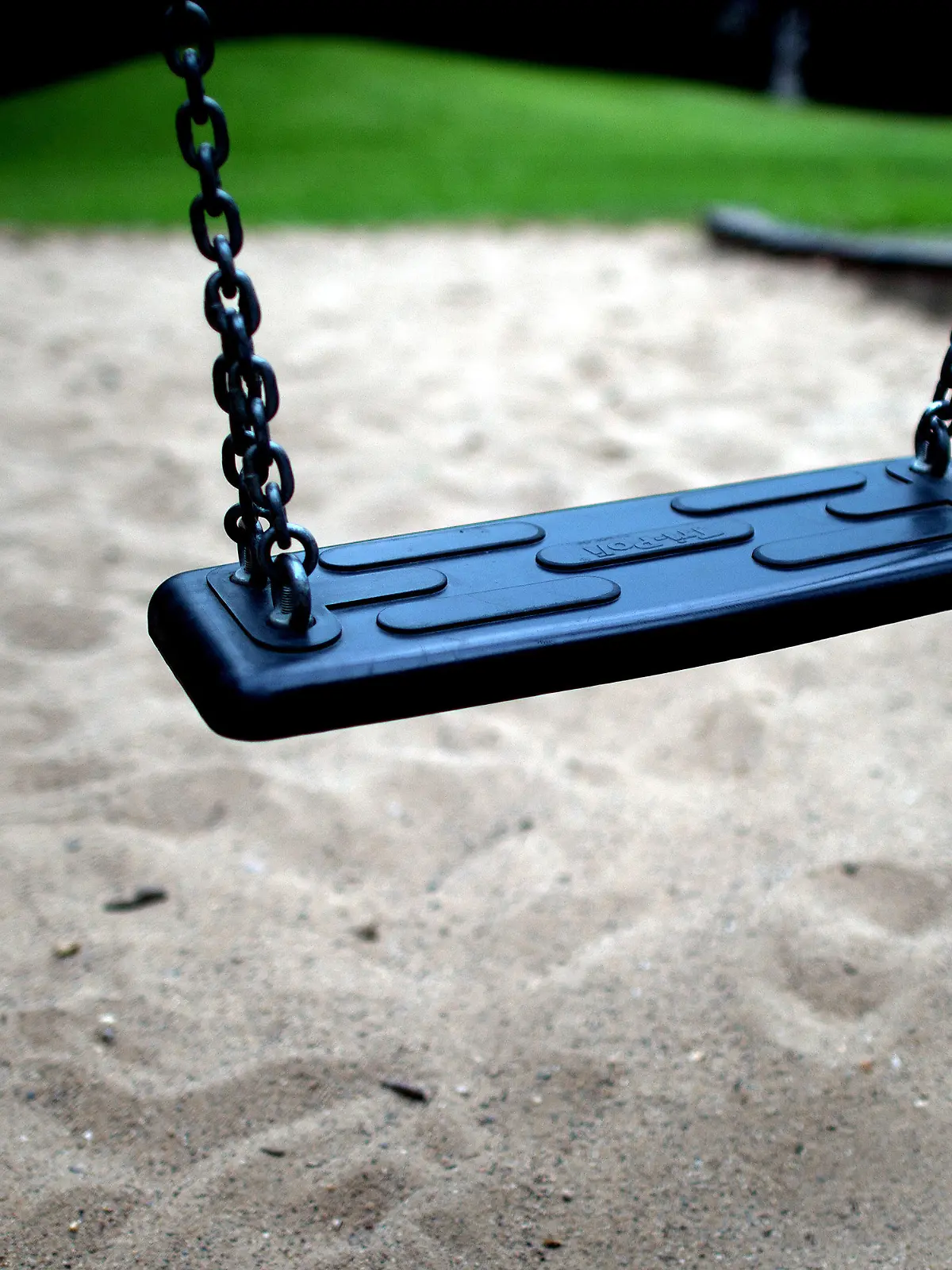 ARCHIV - ILLUSTRATION - Eine leere Schaukel ist am 21.05.2015 in Köln (Nordrhein-Westfalen) auf einem Spielplatz zu sehen. Foto: Federico Gambarini/dpa (zu dpa: "Tag der vermissten Kinder: Experten fordern schnelles Alarmsystem" vom 25.05.2016) +++(c) dpa - Bildfunk+++