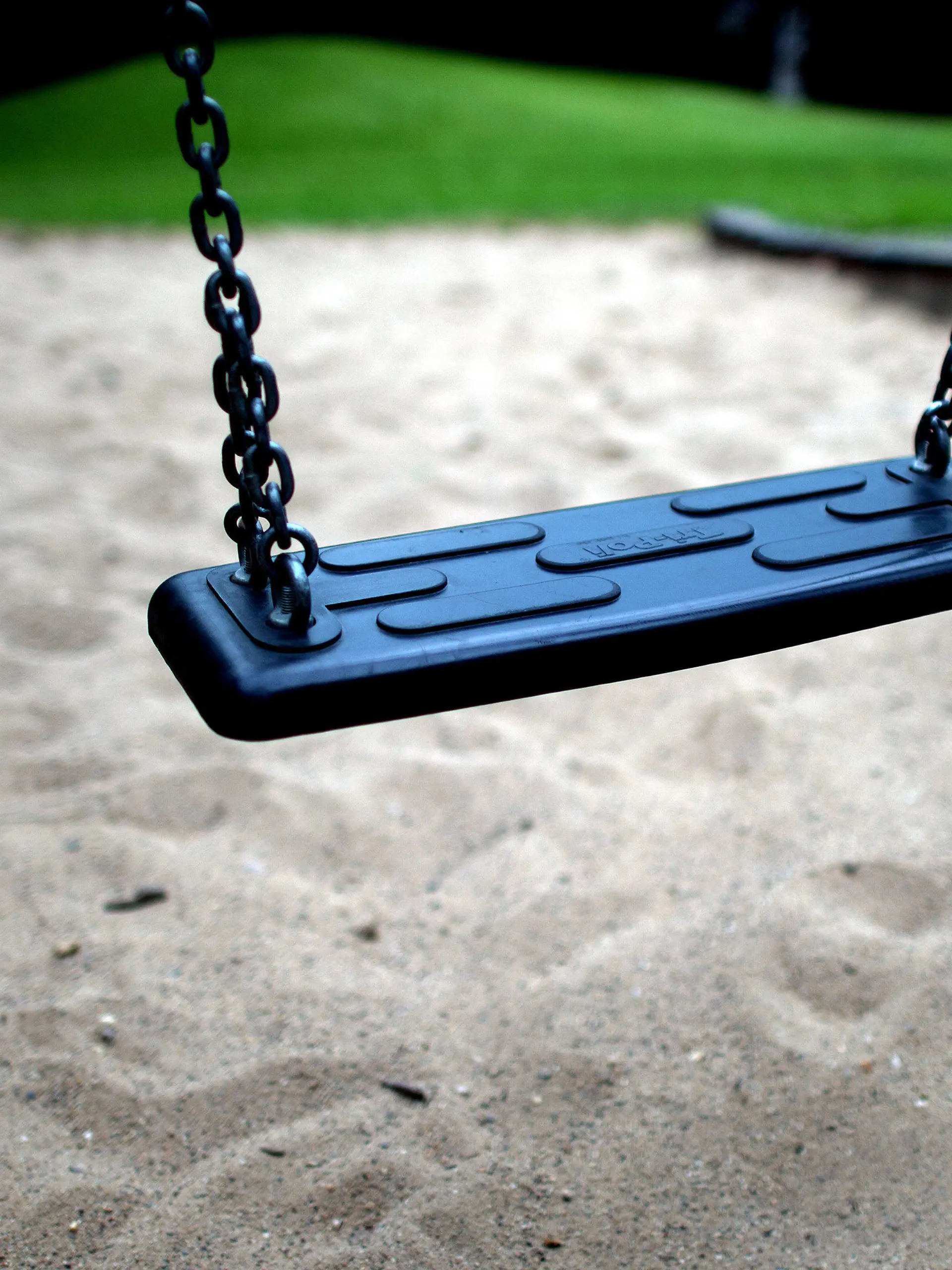 ARCHIV - ILLUSTRATION - Eine leere Schaukel ist am 21.05.2015 in Köln (Nordrhein-Westfalen) auf einem Spielplatz zu sehen. Foto: Federico Gambarini/dpa (zu dpa: "Tag der vermissten Kinder: Experten fordern schnelles Alarmsystem" vom 25.05.2016) +++(c) dpa - Bildfunk+++