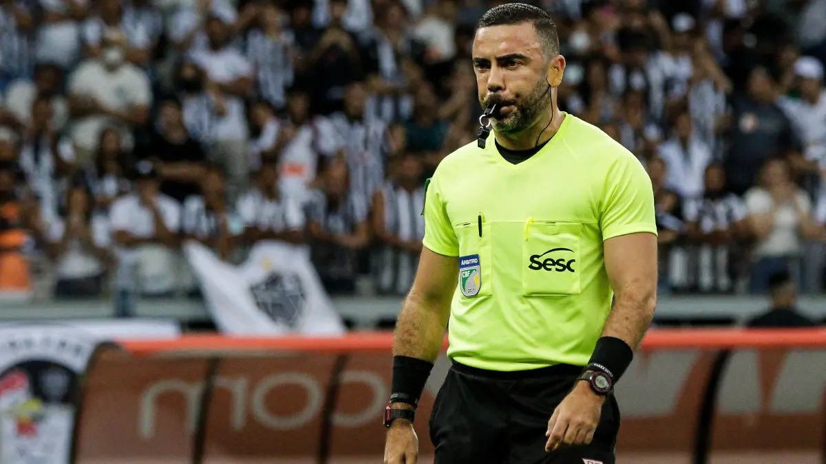 Atltico MG x Cruzeiro BELO HORIZONTE, MG - 06.03.2022: ATLTICO MG X CRUZEIRO - The referee Igor Benevenuto during Atltico-MG x Cruzeiro, match valid for the Campeonato Mineiro 2022, held at Estdio Mineiro, Belo Horizonte, MG. Photo: Dudu Macedo/Fotoarena x2177151x PUBLICATIONxNOTxINxBRA DuduxMacedo