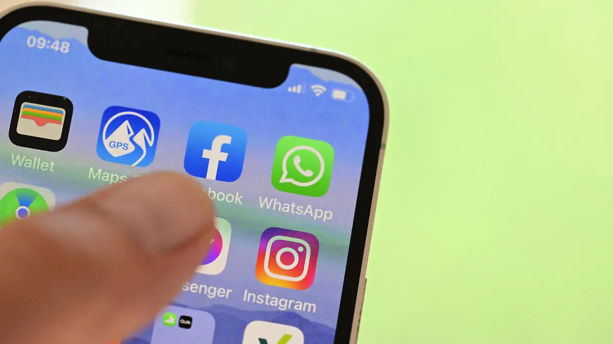 Auf einem Handy sind die Symbole von Apps von Sozialen Medien (Facebook, WhatsApp, Instagram angezeigt (gestellte Szene).